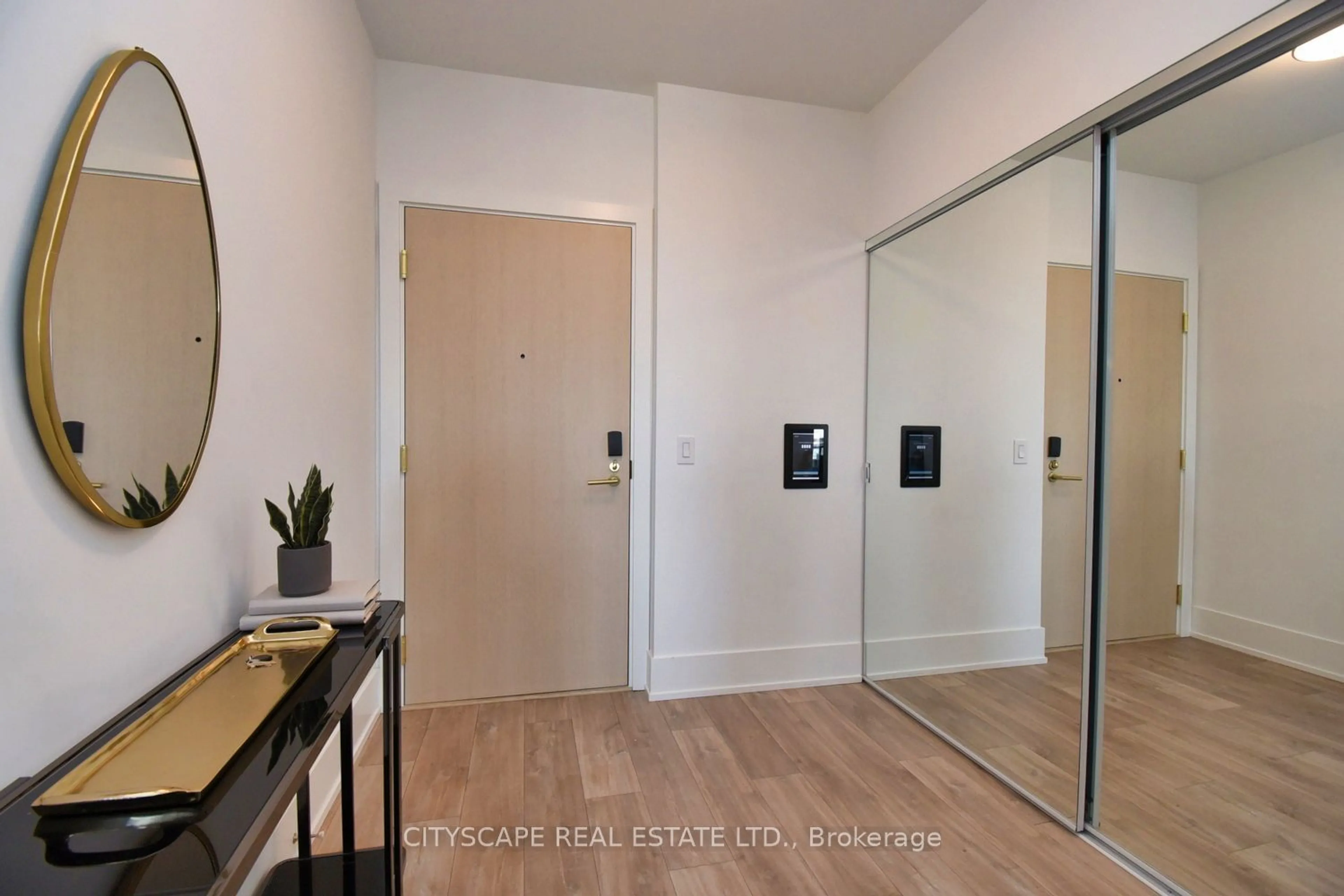 Indoor entryway for 480 Front St #1603, Toronto Ontario M5V 0V5