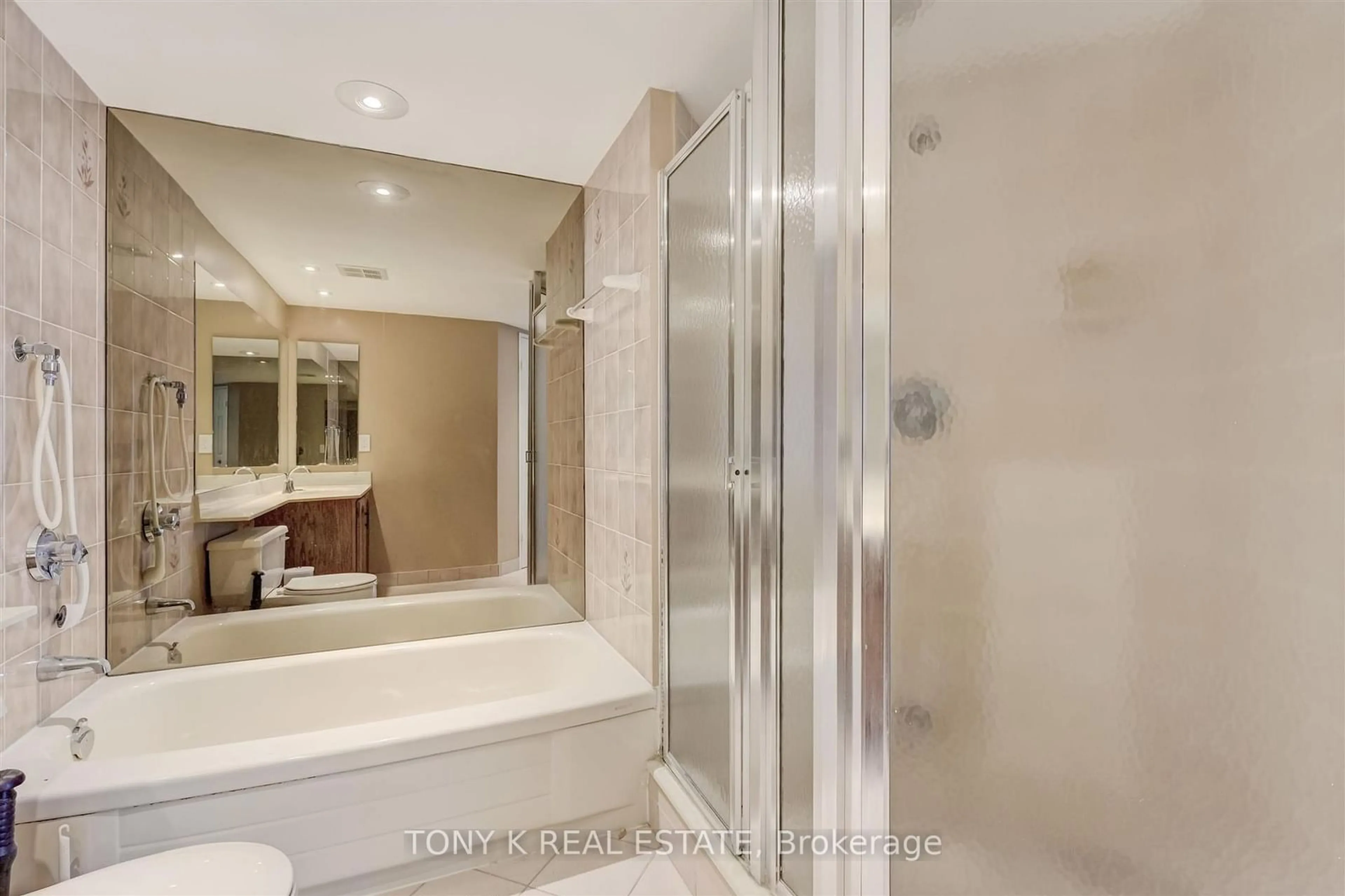 Standard bathroom, ceramic/tile floor for 5444 Yonge St #502A, Toronto Ontario M2N 6J4