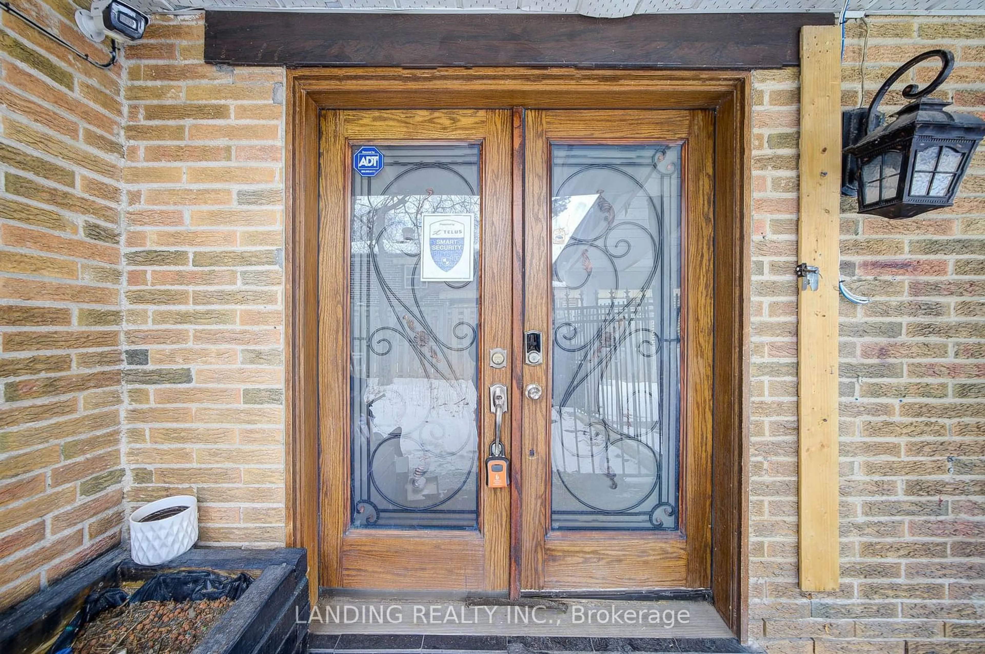 Indoor entryway for 61 Kingslake Rd, Toronto Ontario M2J 3E4