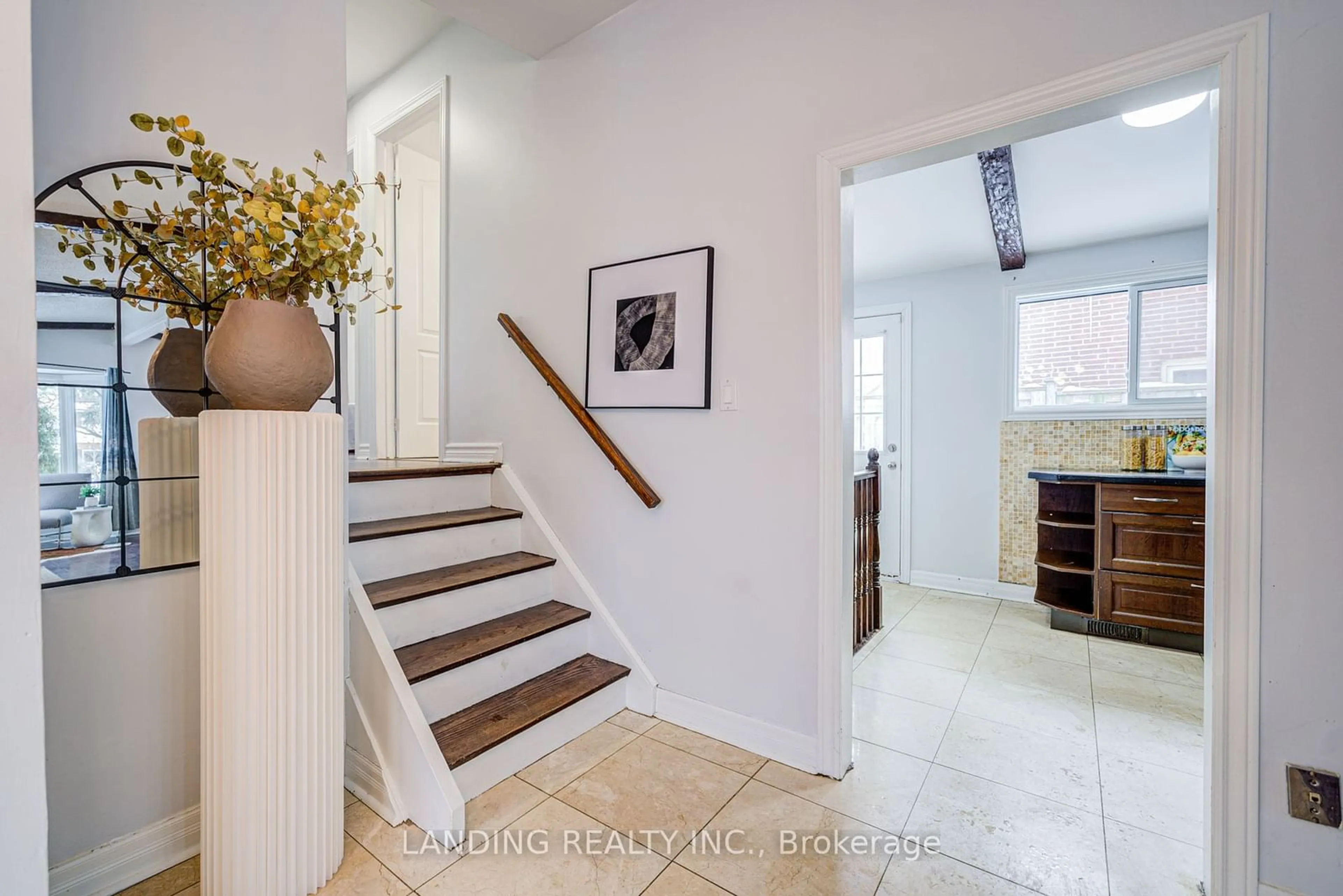 Indoor entryway for 61 Kingslake Rd, Toronto Ontario M2J 3E4