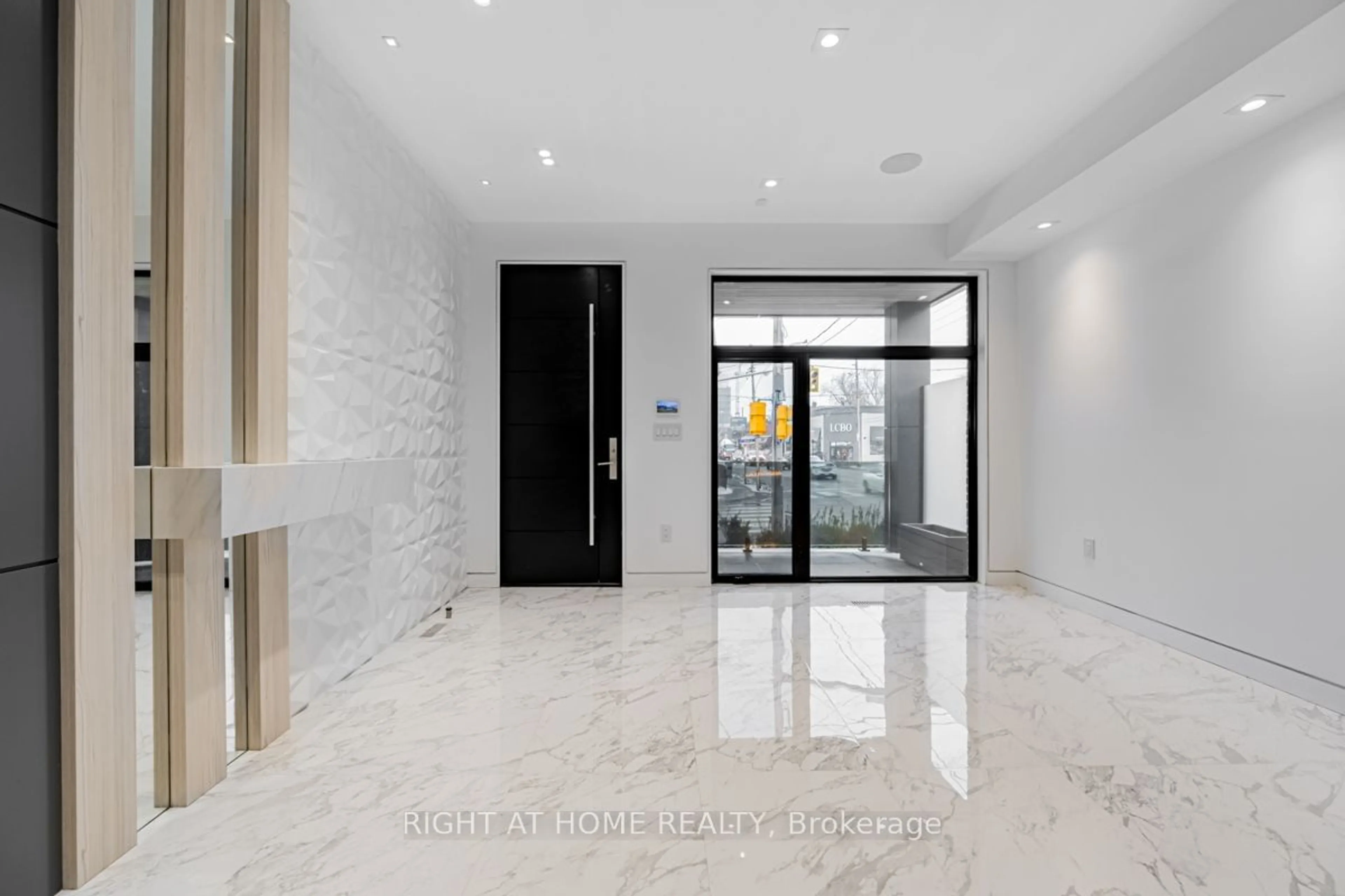 Indoor foyer for 677 Huron St, Toronto Ontario M5R 2R8