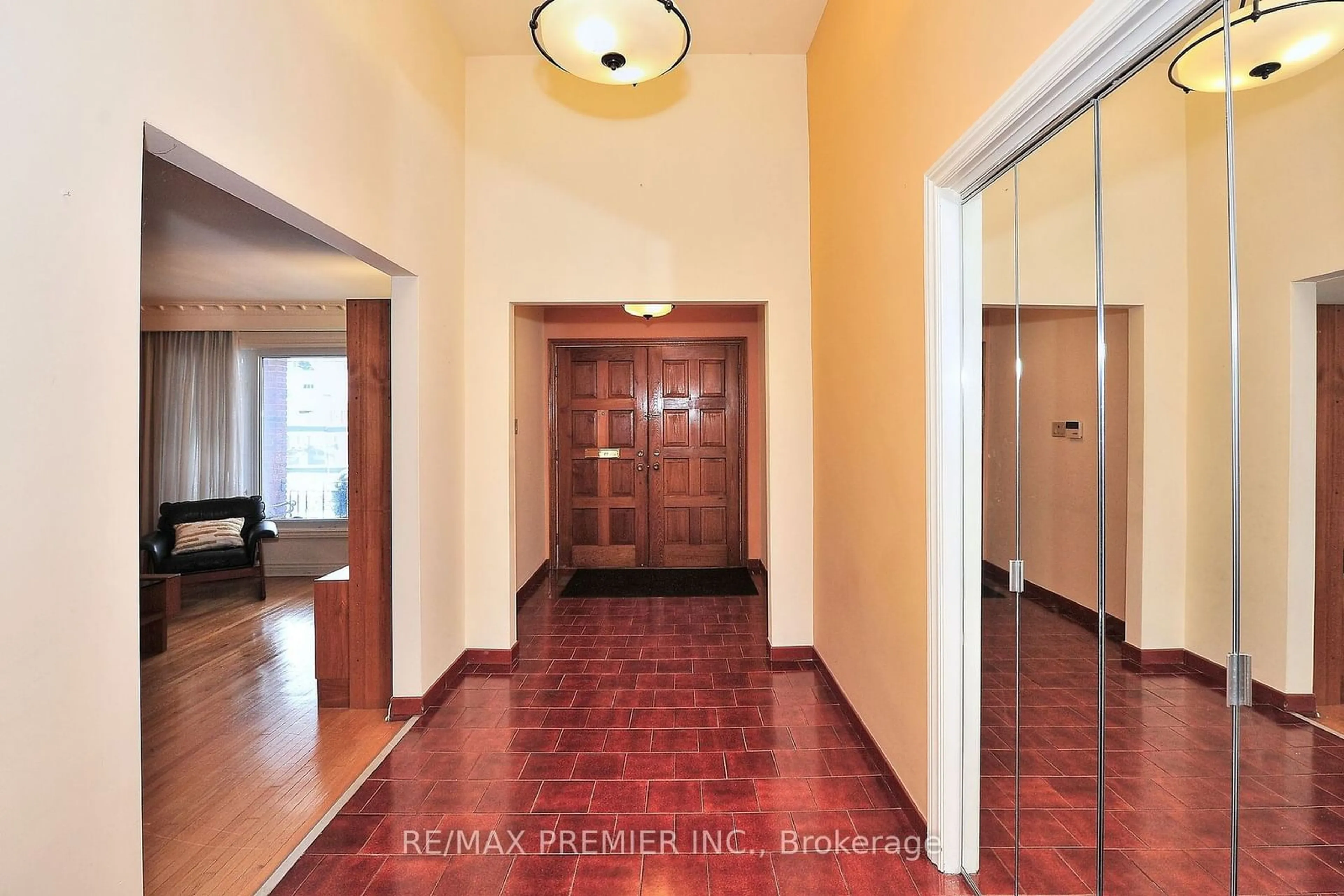 Indoor foyer for 12 Altamont Rd, Toronto Ontario M2M 1S4