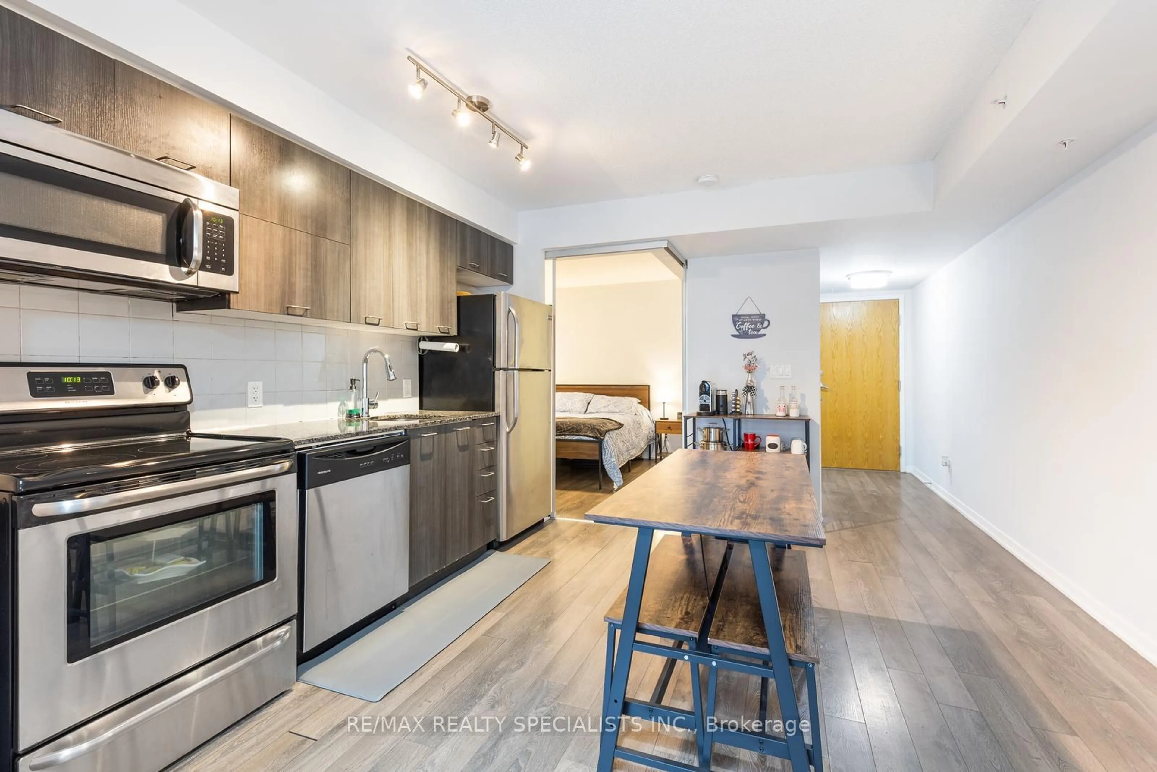 Open concept kitchen, wood/laminate floor for 20 JOE SHUSTER Way #1110, Toronto Ontario M6K 0A3