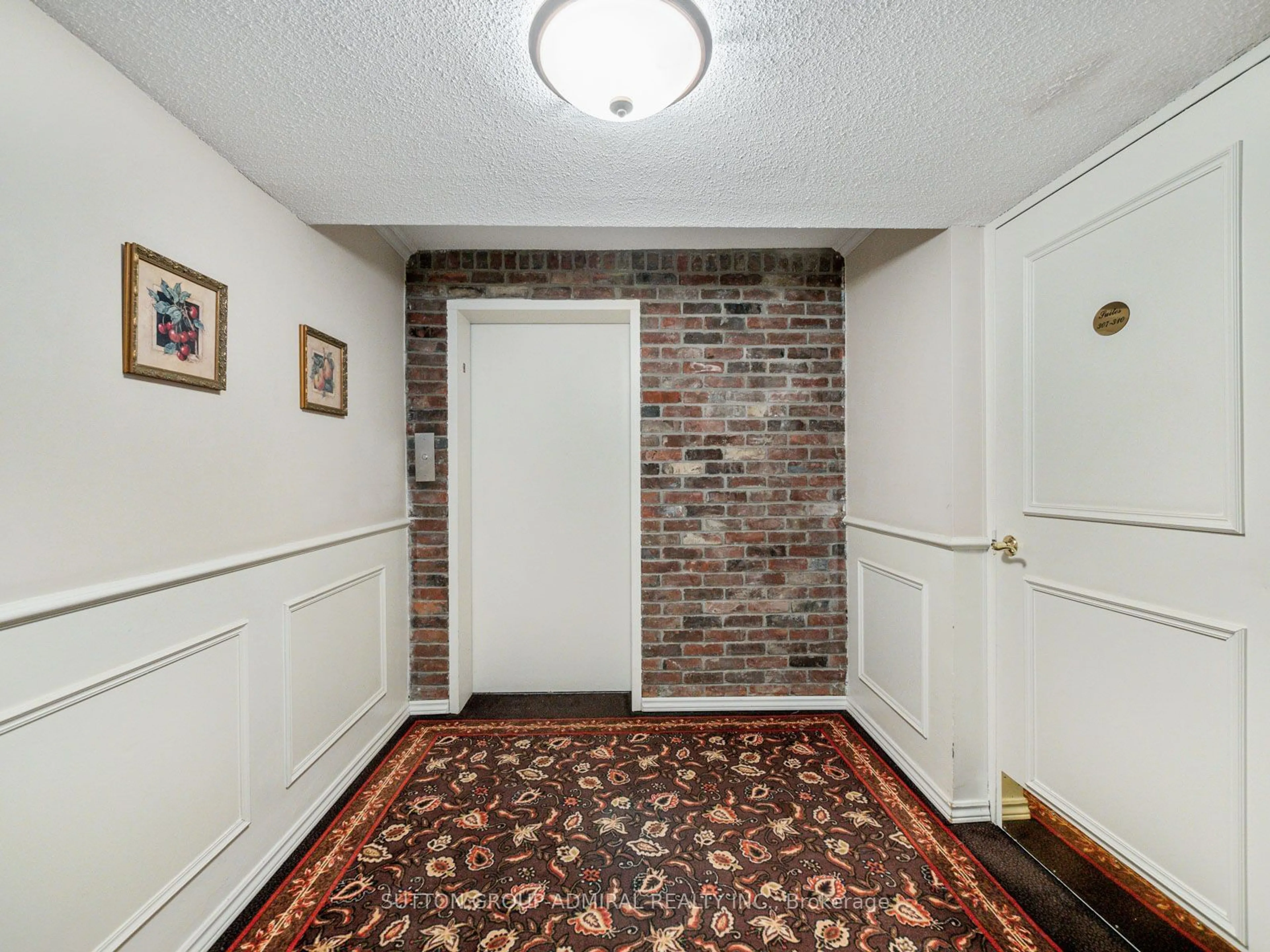 Indoor entryway for 212 St George St #302, Toronto Ontario M5R 2N5