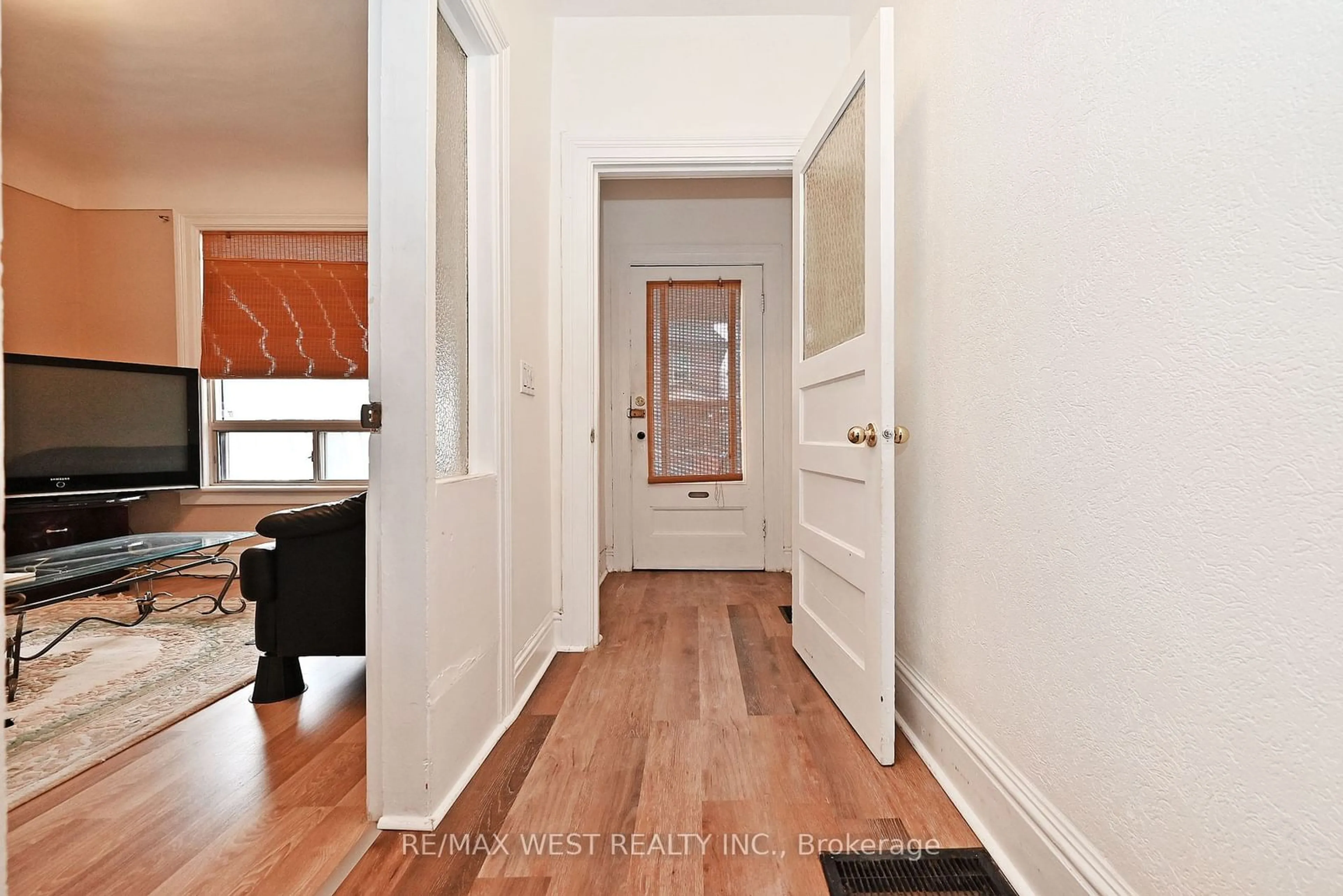 Indoor entryway for 39 Lindsey Ave, Toronto Ontario M6H 1E2