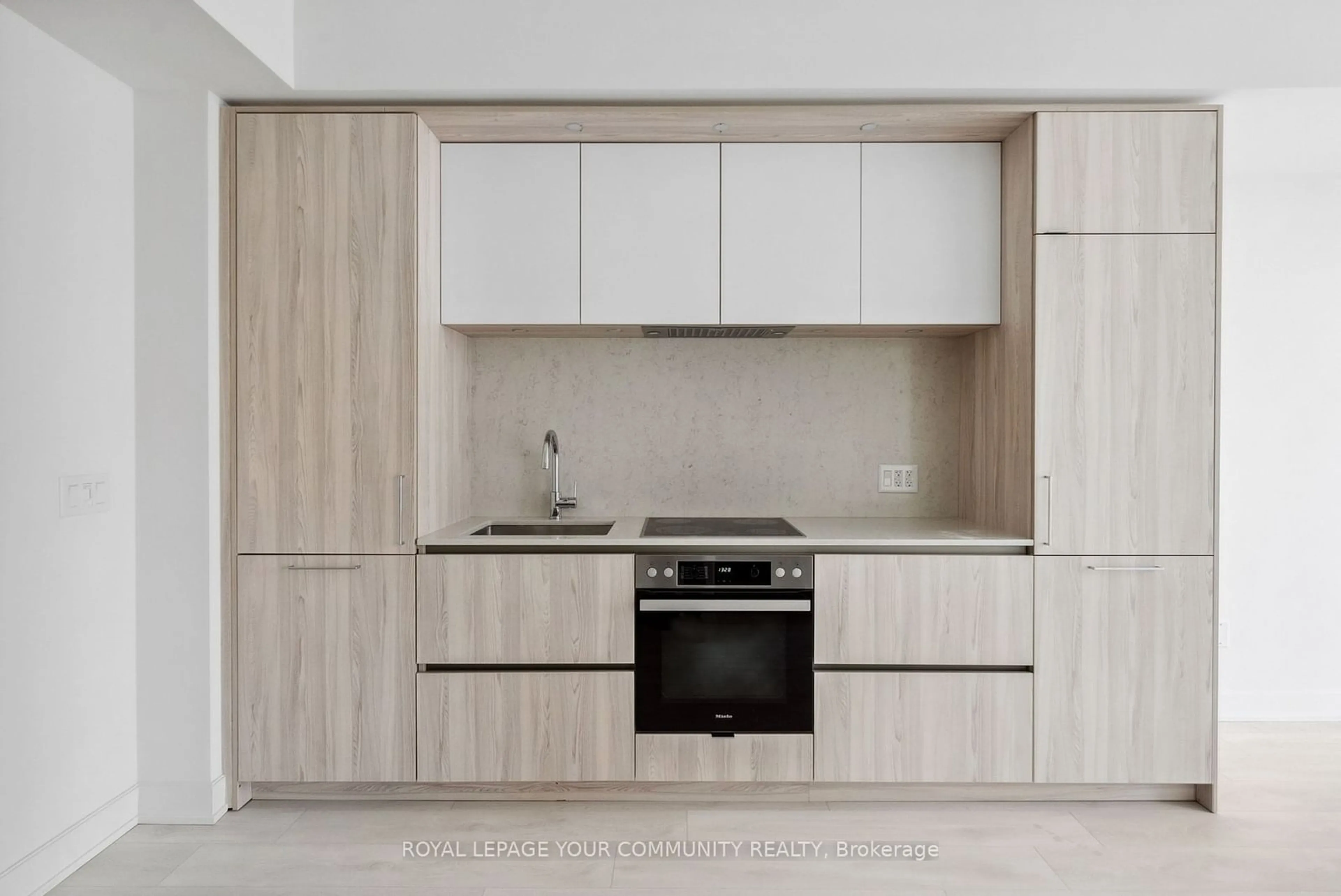 Standard kitchen, wood/laminate floor for 35 Mercer St #1415, Toronto Ontario M5V 1H2