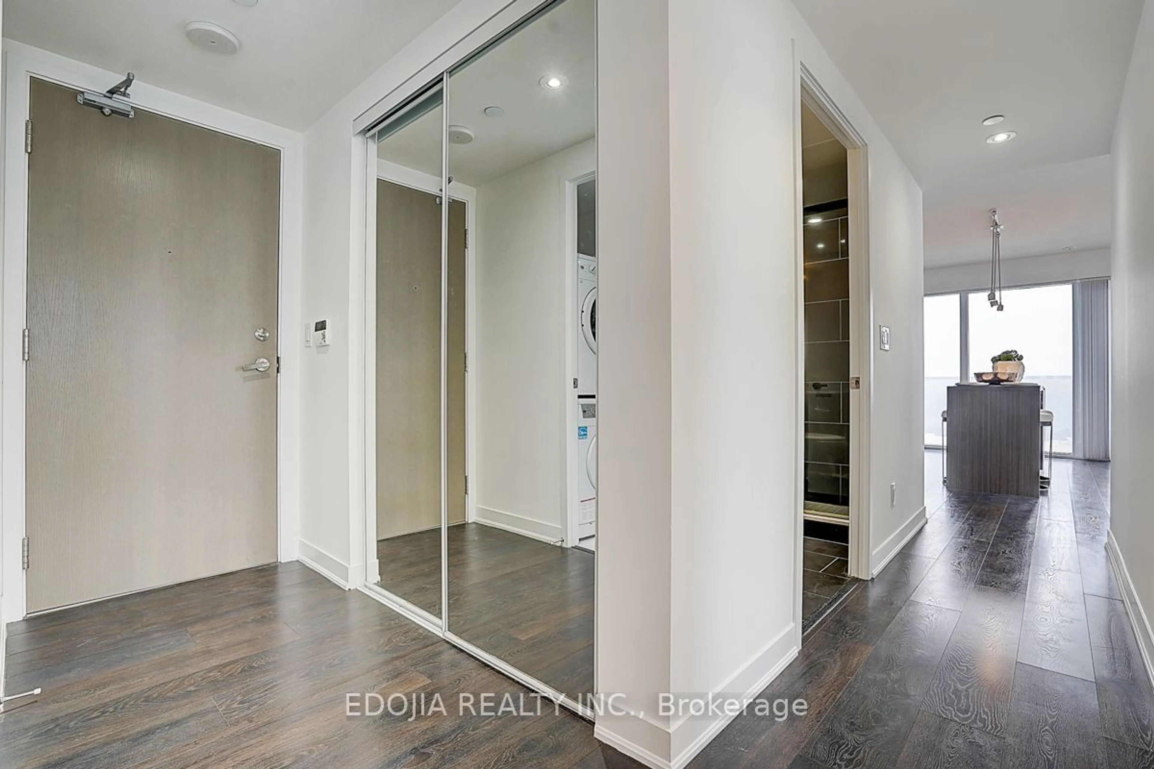 Indoor entryway for 88 harbour St #5910, Toronto Ontario M5J 0C3