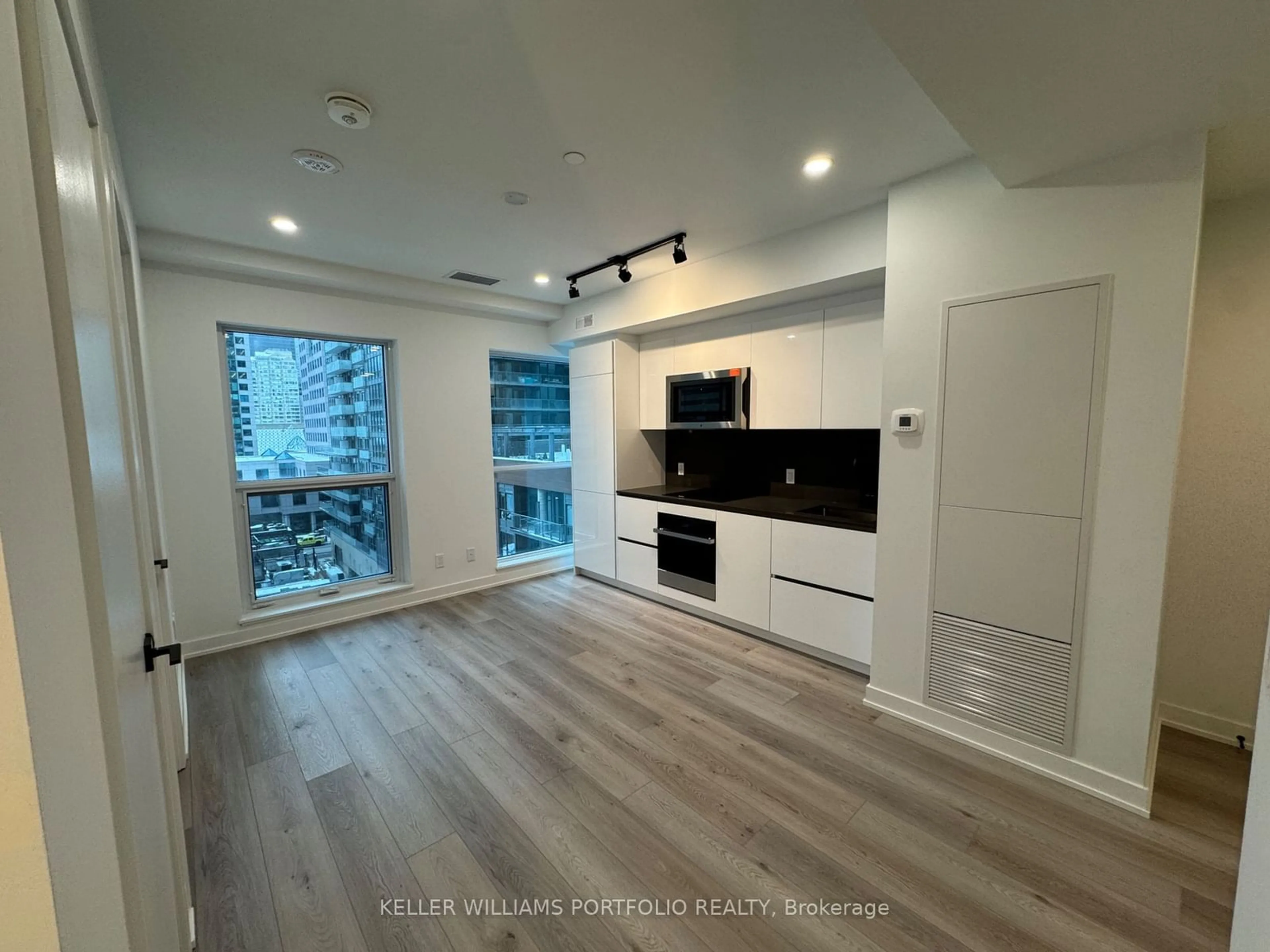 Open concept kitchen, wood/laminate floor for 327 King St #601, Toronto Ontario M5V 0W7