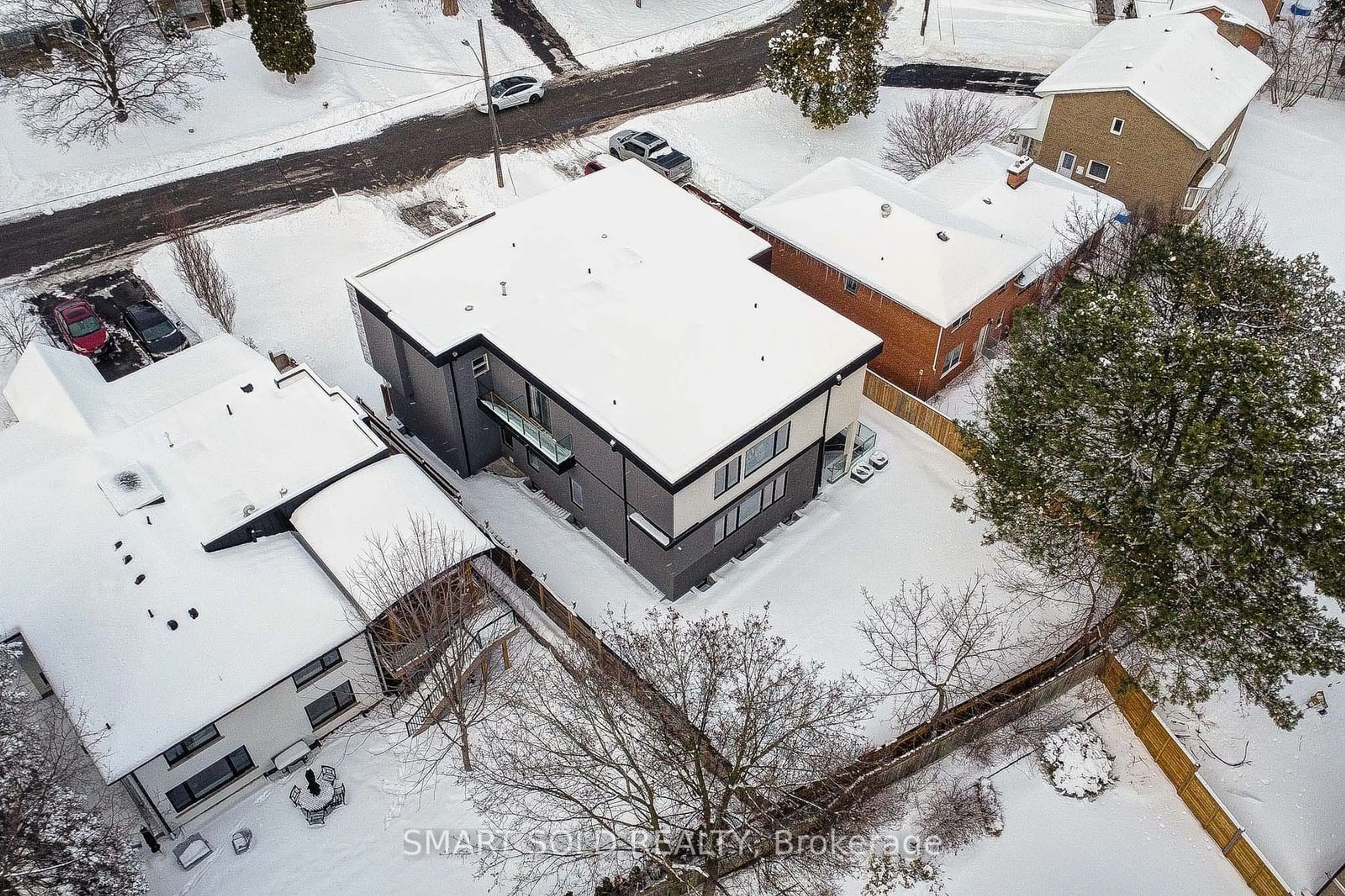 A pic from outside/outdoor area/front of a property/back of a property/a pic from drone, street for 37 Geraldton Cres, Toronto Ontario M2J 2R5