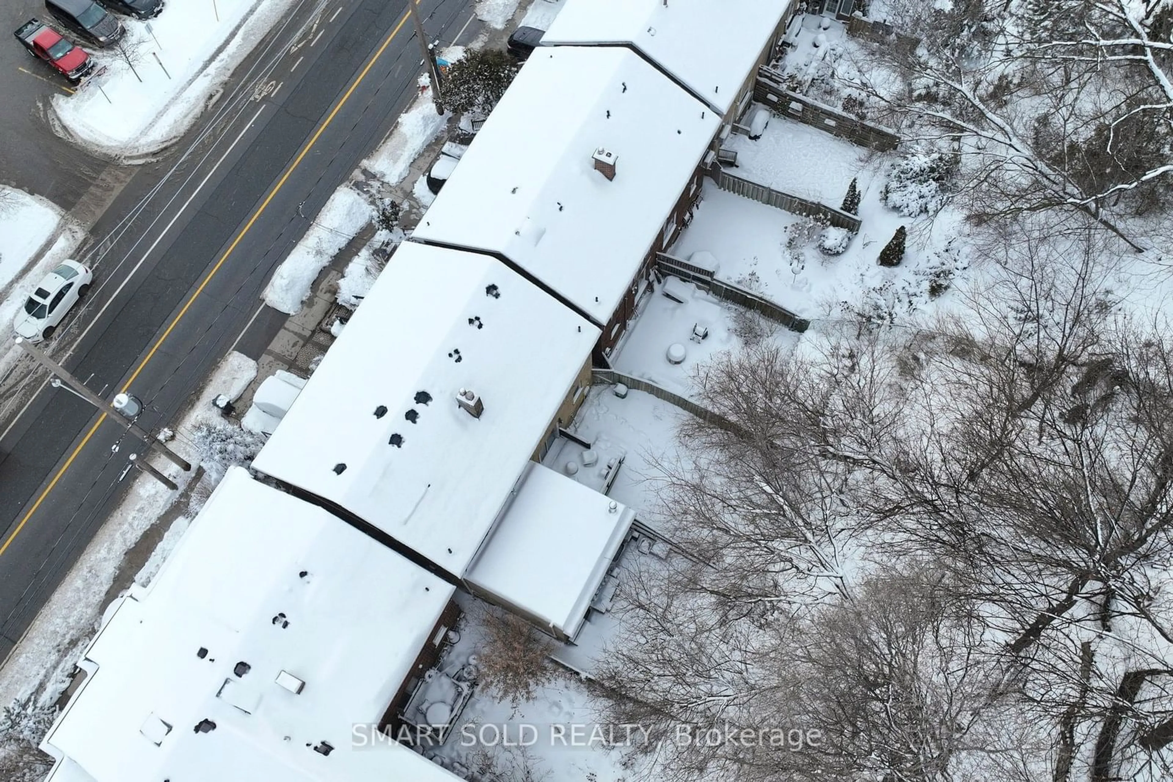 A pic from outside/outdoor area/front of a property/back of a property/a pic from drone, building for 592 Davenport Rd, Toronto Ontario M5R 1K9