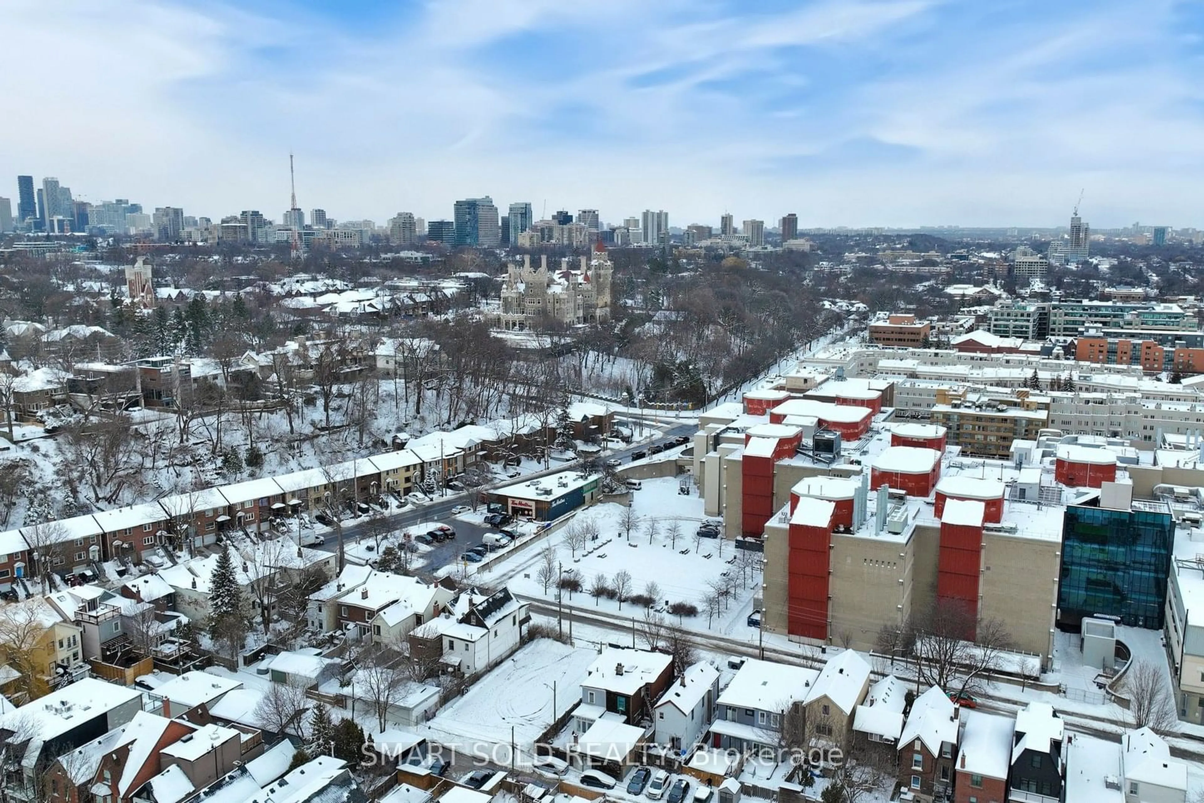 A pic from outside/outdoor area/front of a property/back of a property/a pic from drone, city buildings view from balcony for 592 Davenport Rd, Toronto Ontario M5R 1K9