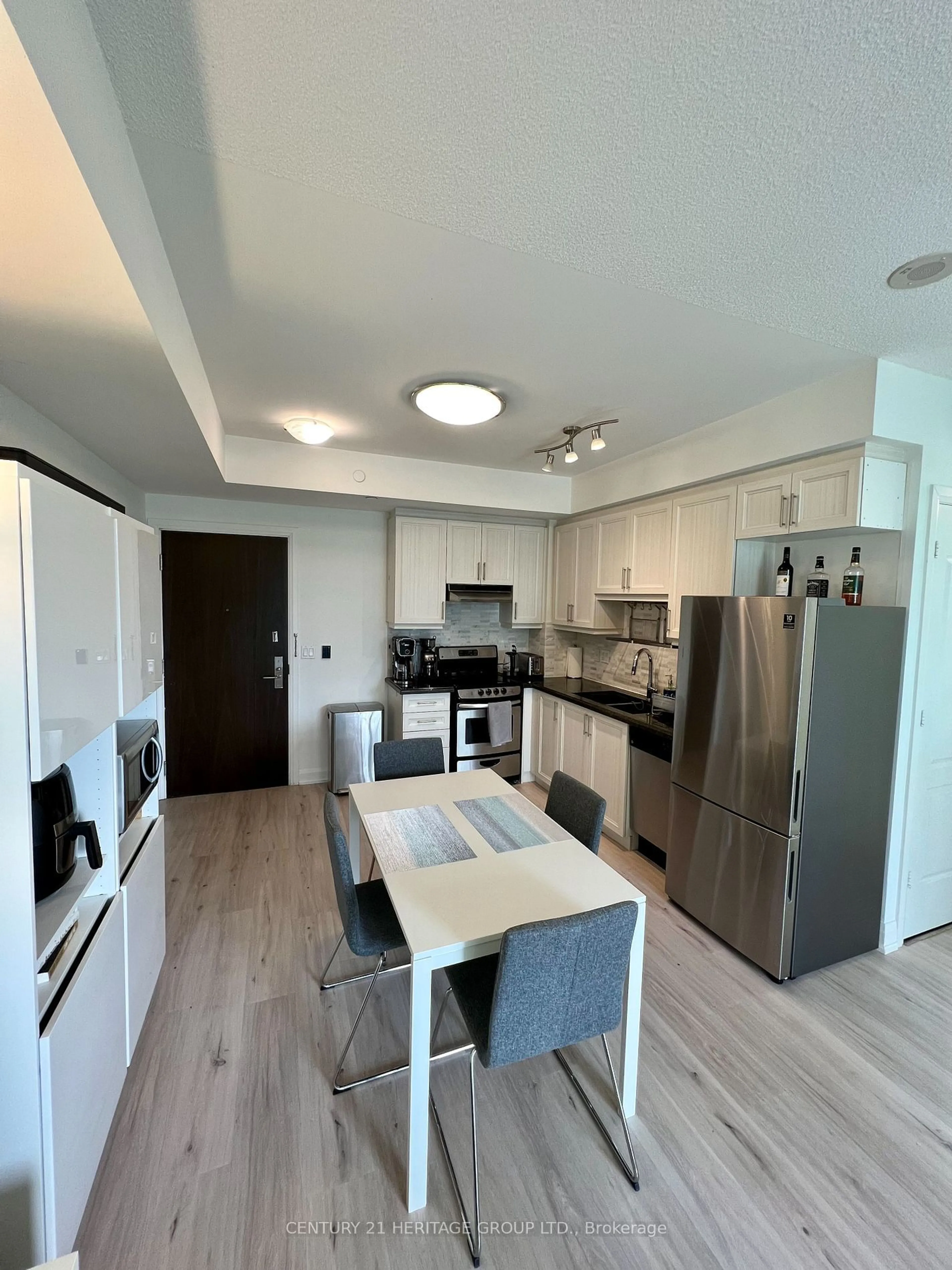 Open concept kitchen, wood/laminate floor for 68 Canterbury Pl #1802, Toronto Ontario M2N 0J3