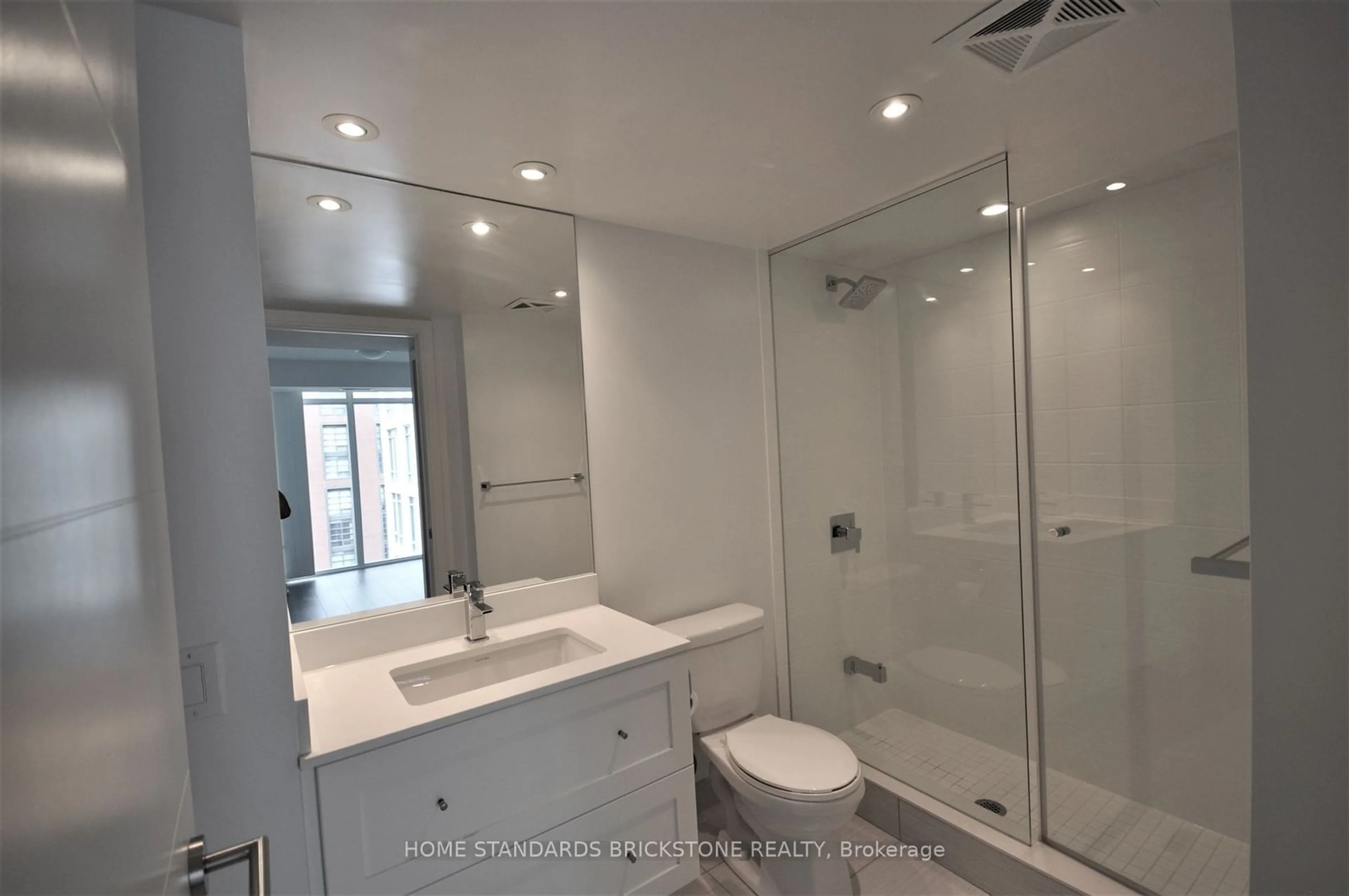 Standard bathroom, ceramic/tile floor for 525 Adelaide St #1221, Toronto Ontario M5V 0N7