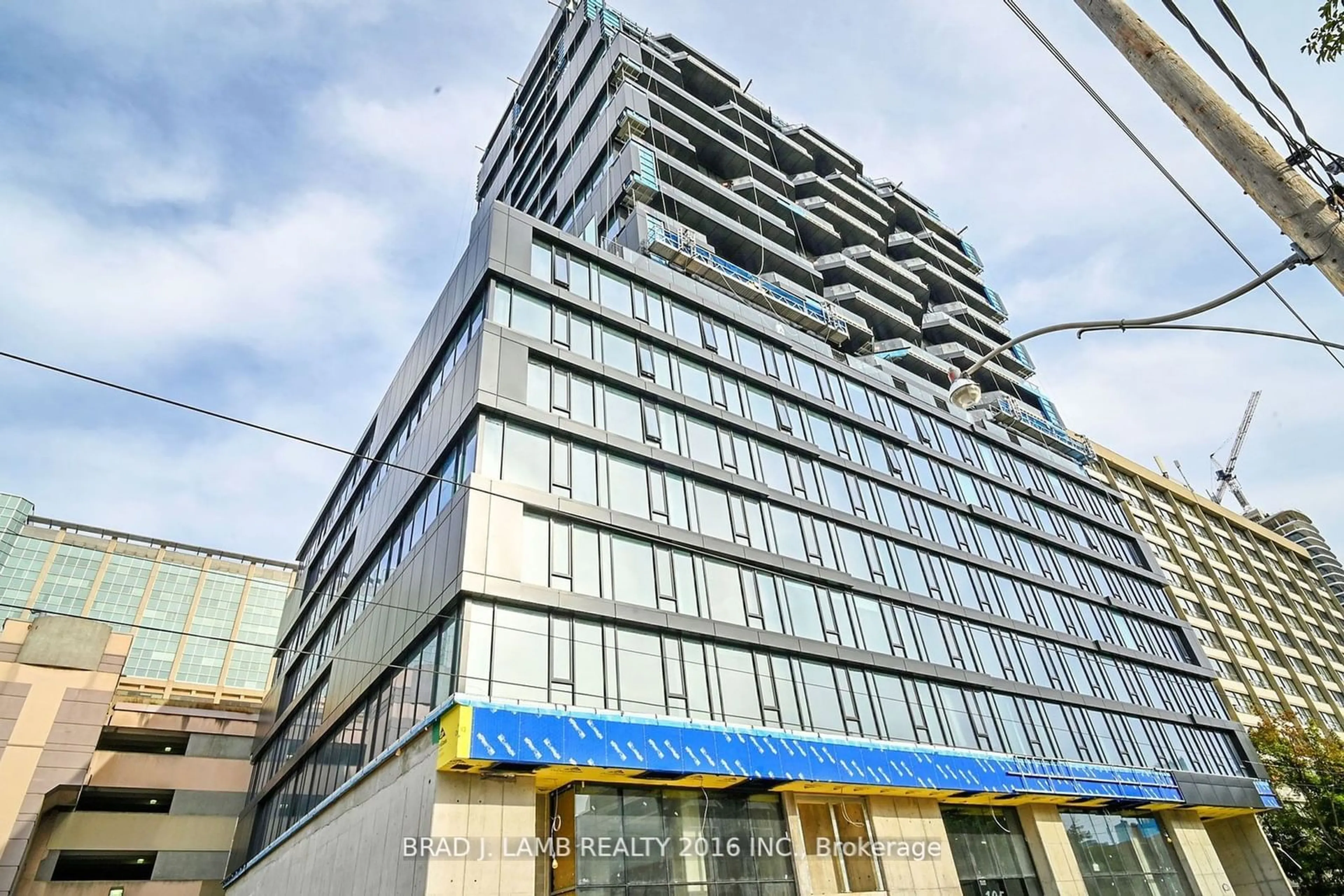 Indoor foyer for 195 McCaul St #1014, Toronto Ontario M5T 0E5