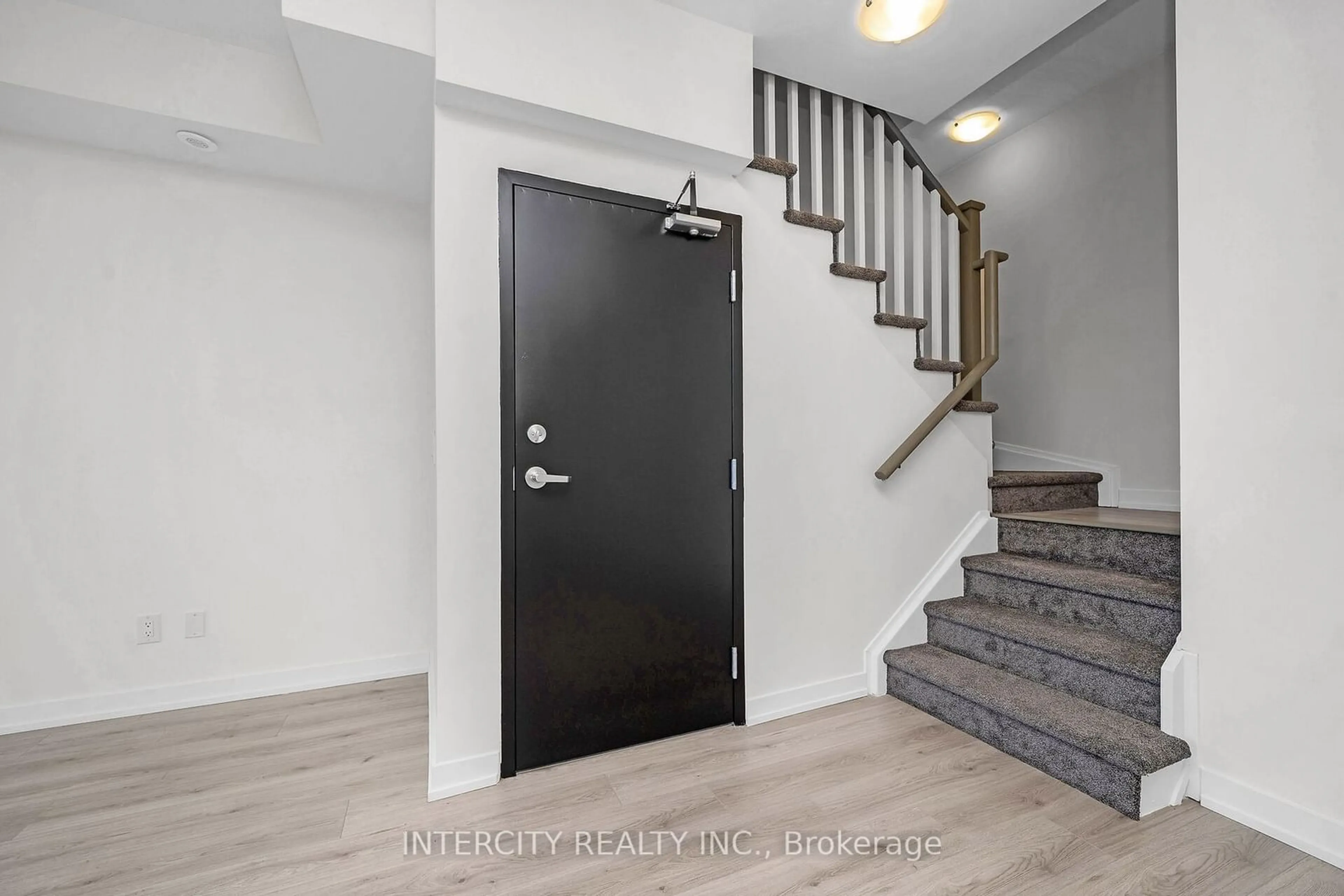 Indoor entryway for 851 Sheppard Ave #40, Toronto Ontario M3H 0G2