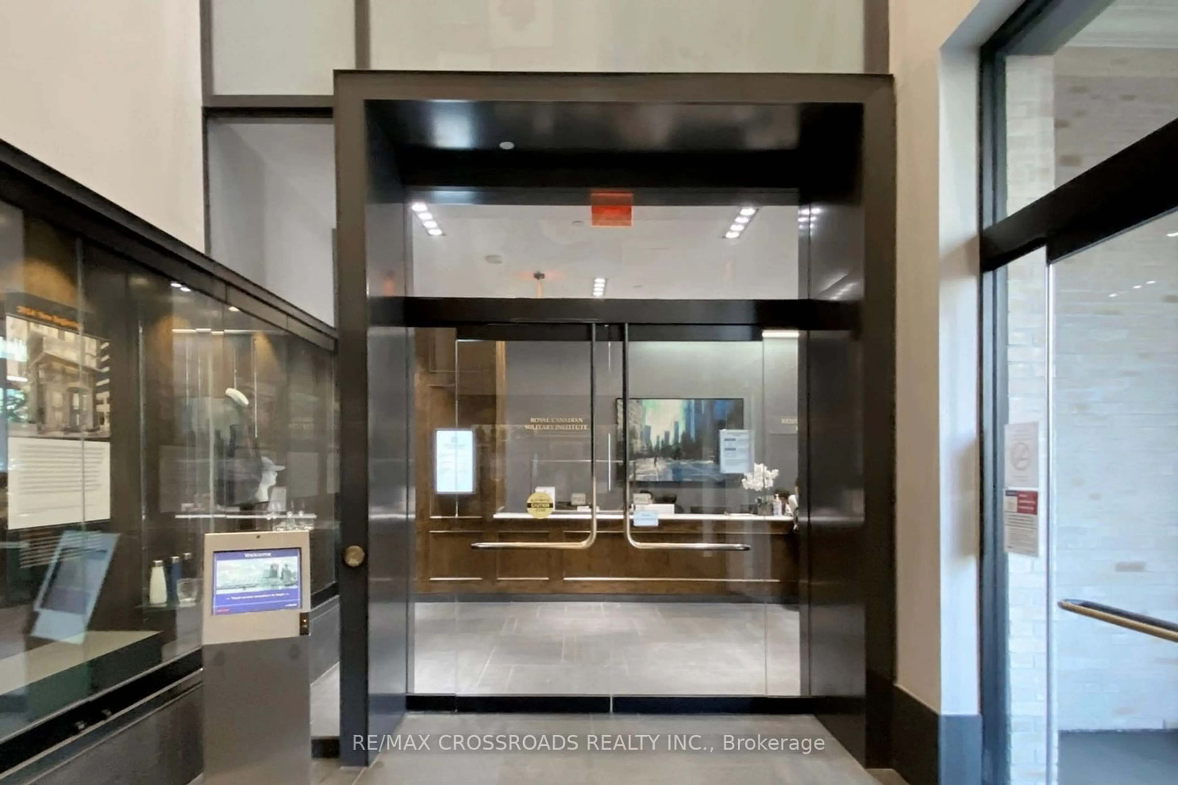 Indoor foyer for 426 University Ave #2502, Toronto Ontario M5G 1S9