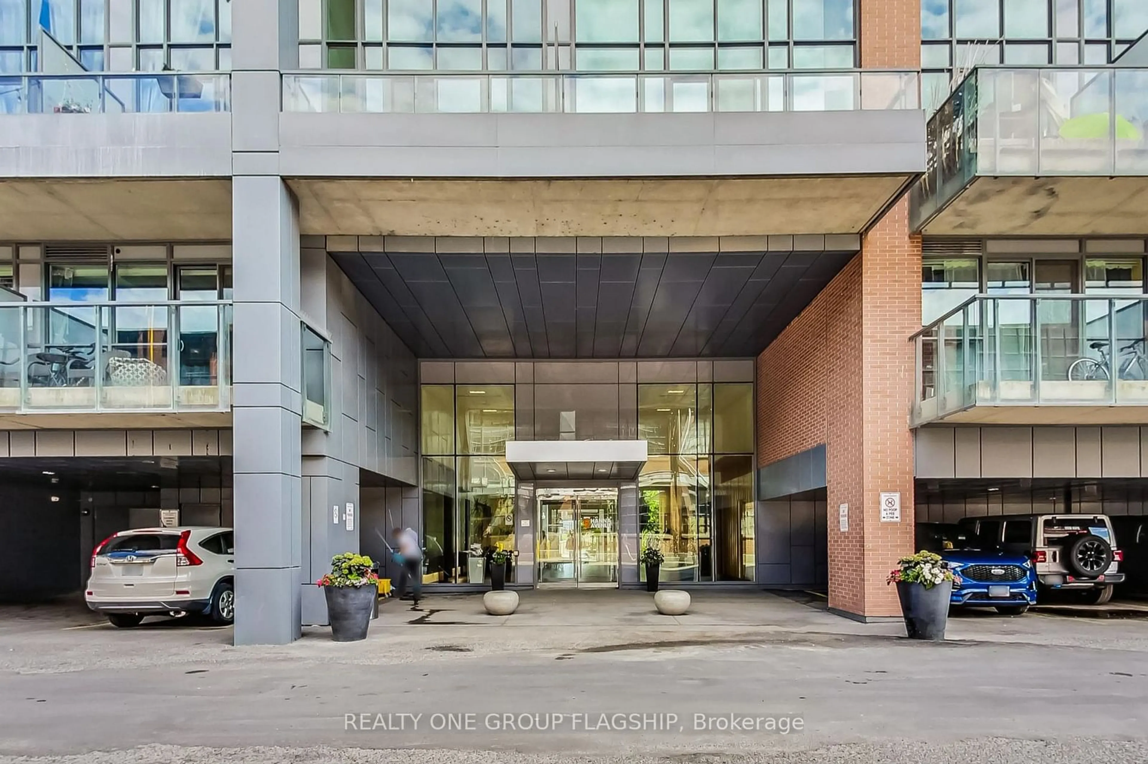 Indoor foyer for 5 Hanna Ave #617, Toronto Ontario M6K 0B3