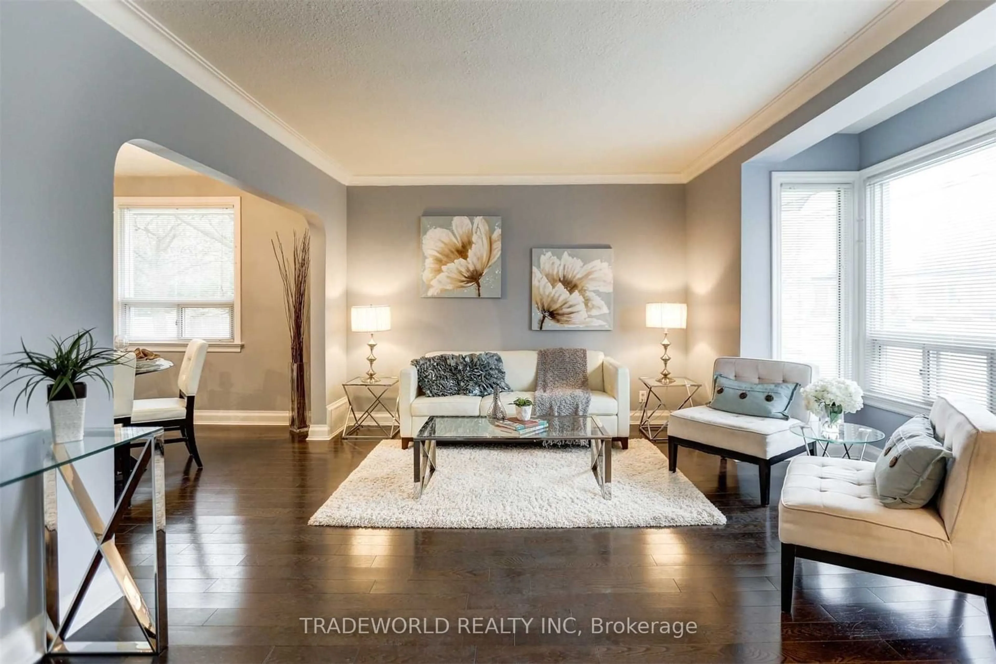 Living room with furniture, wood/laminate floor for 183 Franklin Ave, Toronto Ontario M2N 1C6