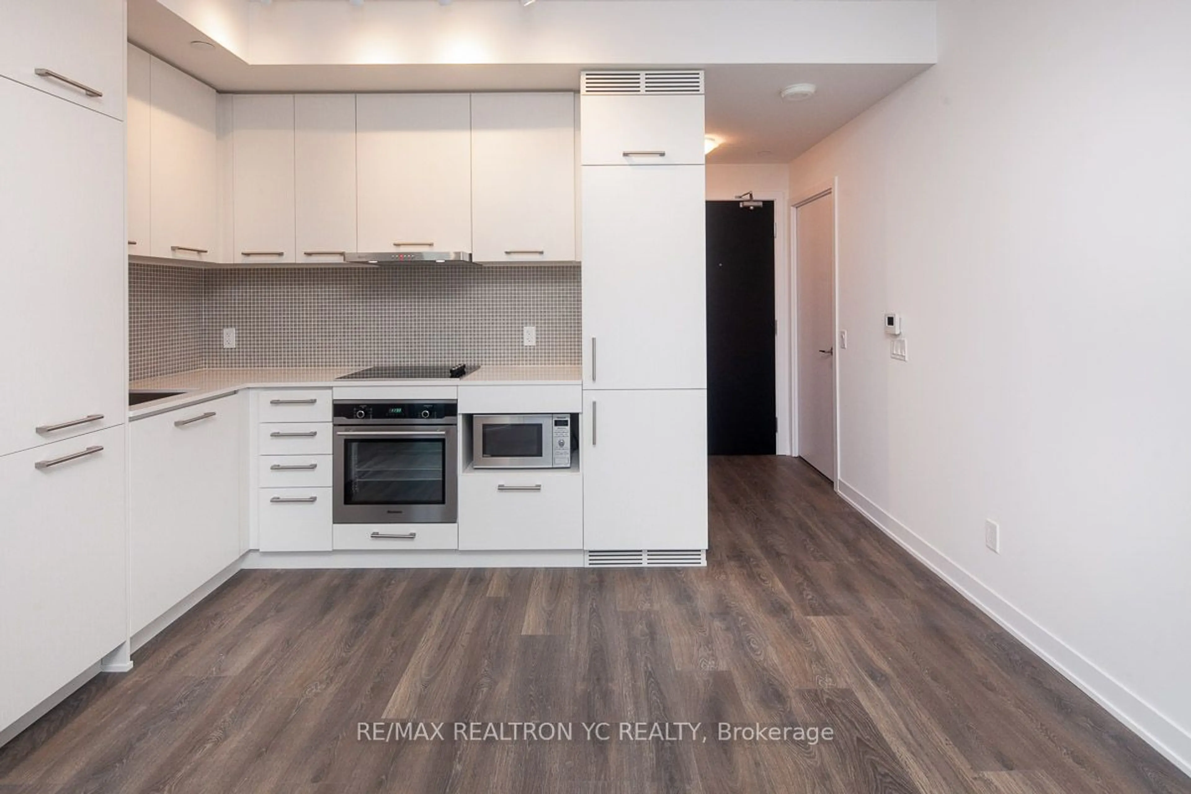 Standard kitchen, wood/laminate floor for 87 Peter St #4108, Toronto Ontario M5V 0P1