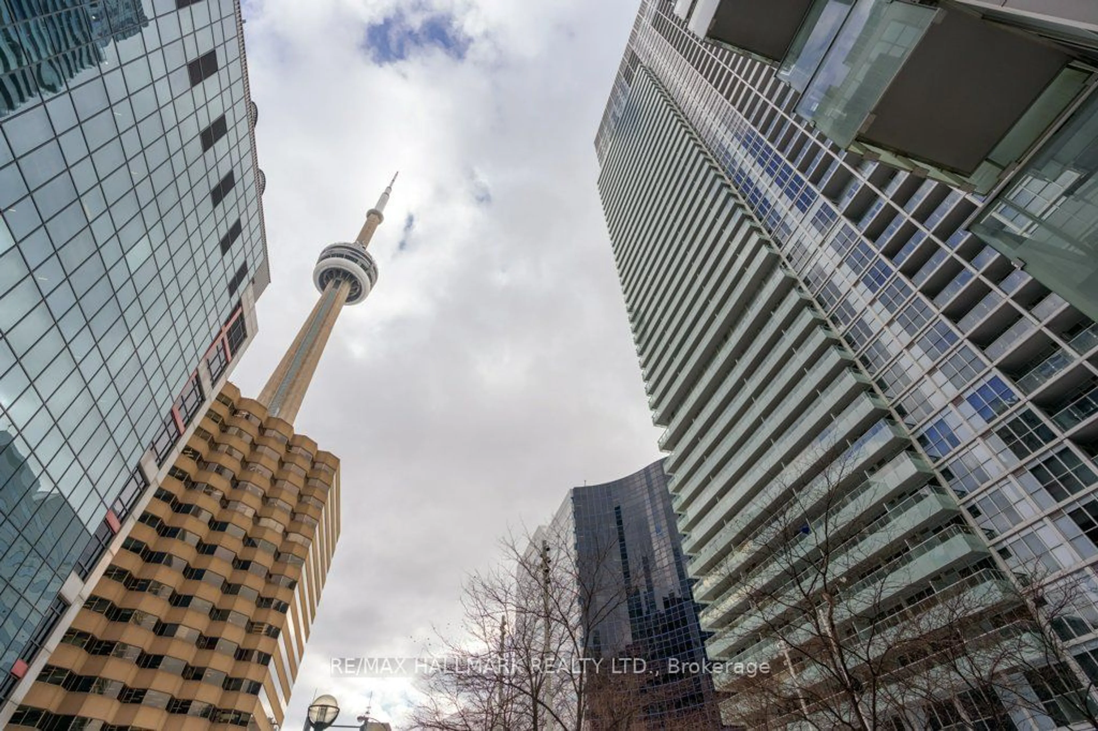 A pic from outside/outdoor area/front of a property/back of a property/a pic from drone, city buildings view from balcony for 300 FRONT St #805, Toronto Ontario M5V 0E9