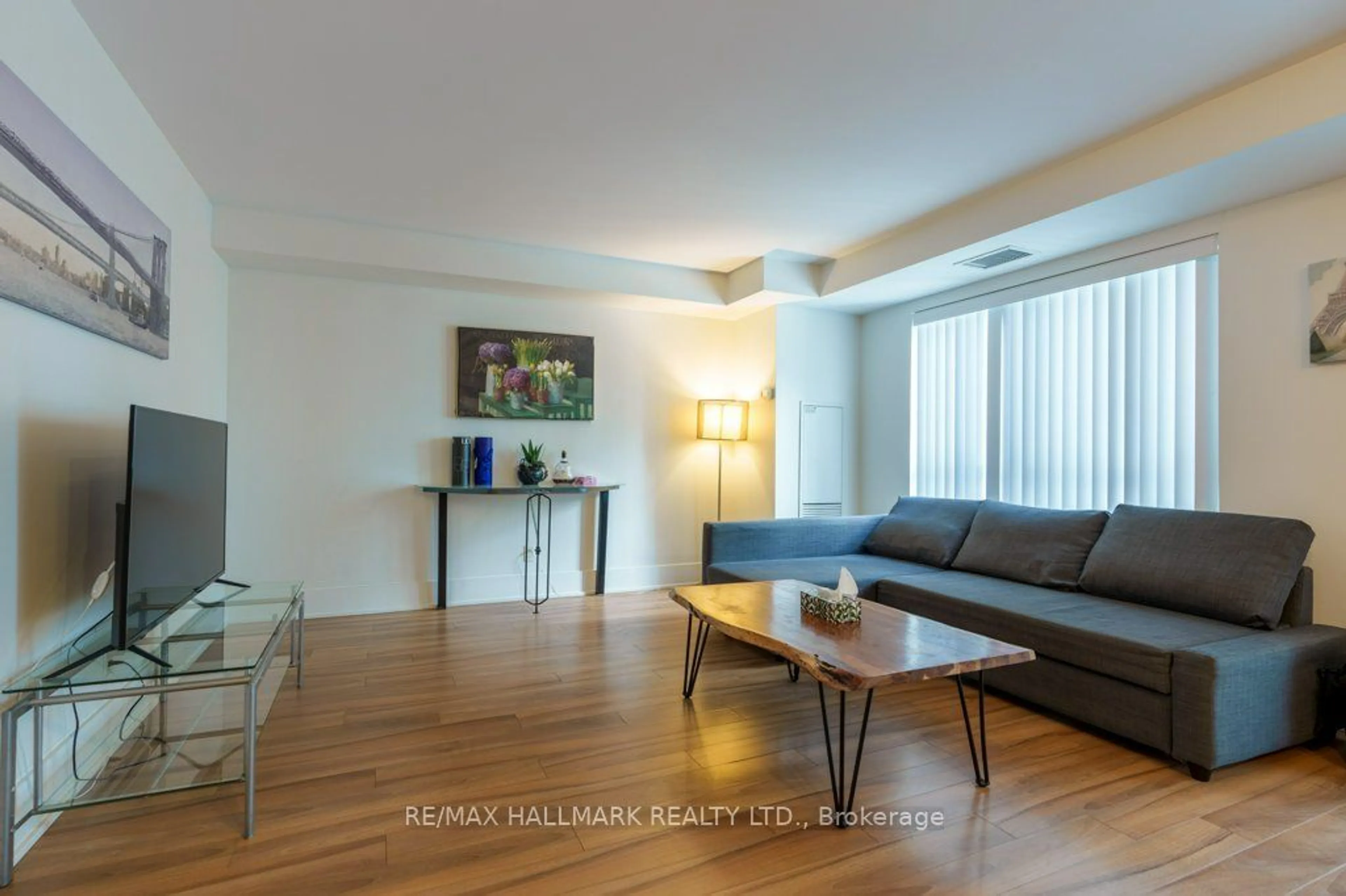 Living room with furniture, wood/laminate floor for 300 FRONT St #805, Toronto Ontario M5V 0E9