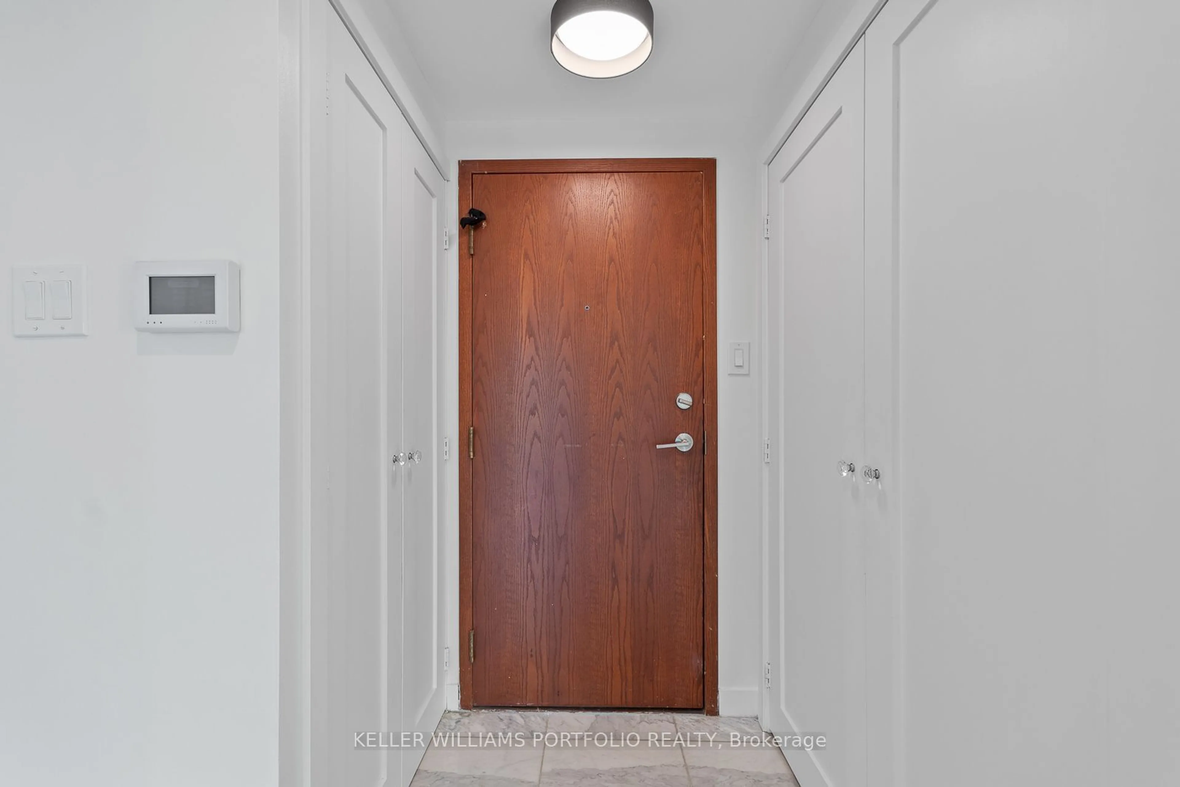 Indoor entryway for 10 Yonge St #2212, Toronto Ontario M5E 1R4