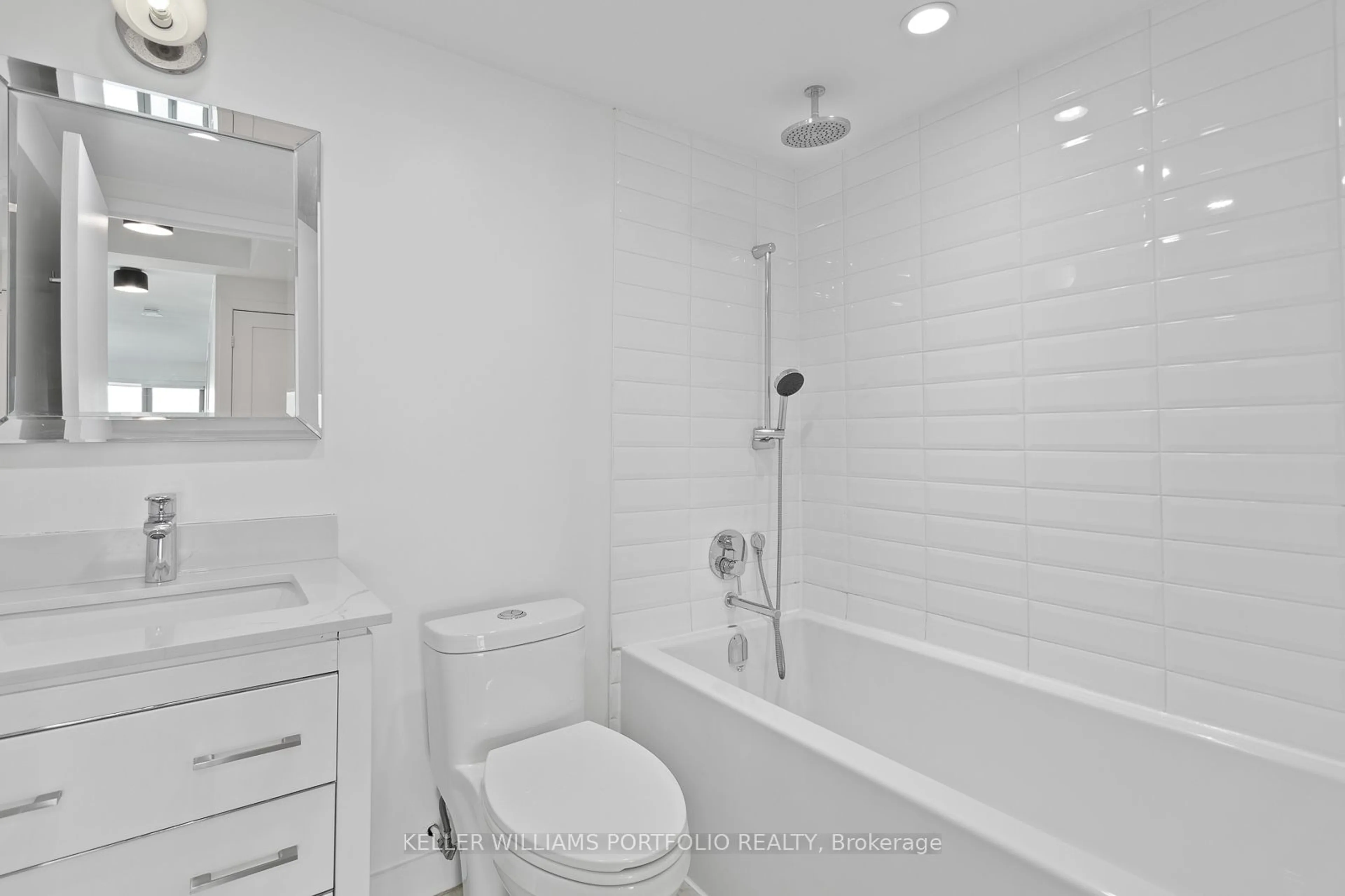 Standard bathroom, ceramic/tile floor for 10 Yonge St #2212, Toronto Ontario M5E 1R4