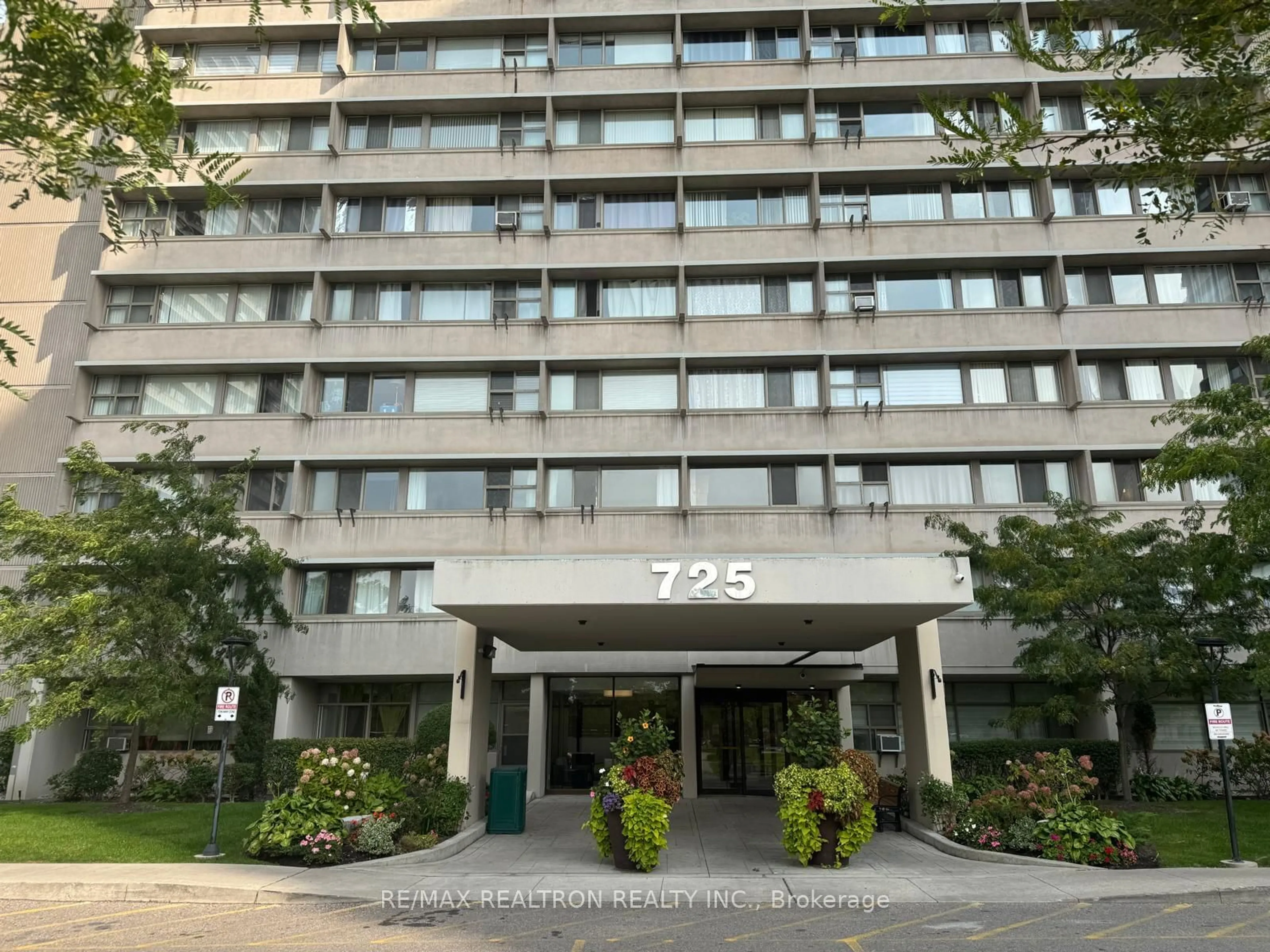 Indoor foyer for 725 Don Mills Rd #305, Toronto Ontario M3C 1S6