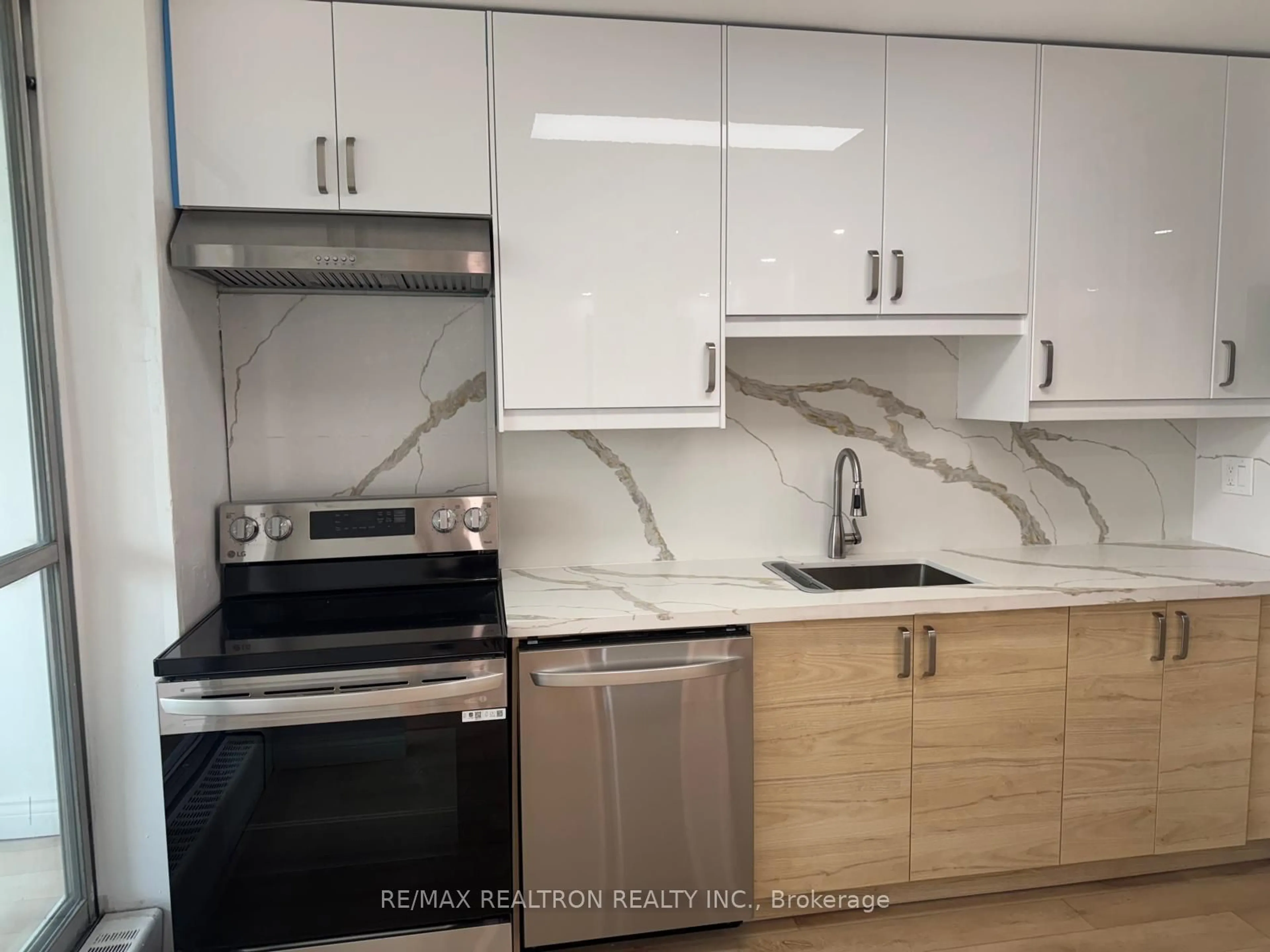 Standard kitchen, unknown for 725 Don Mills Rd #305, Toronto Ontario M3C 1S6