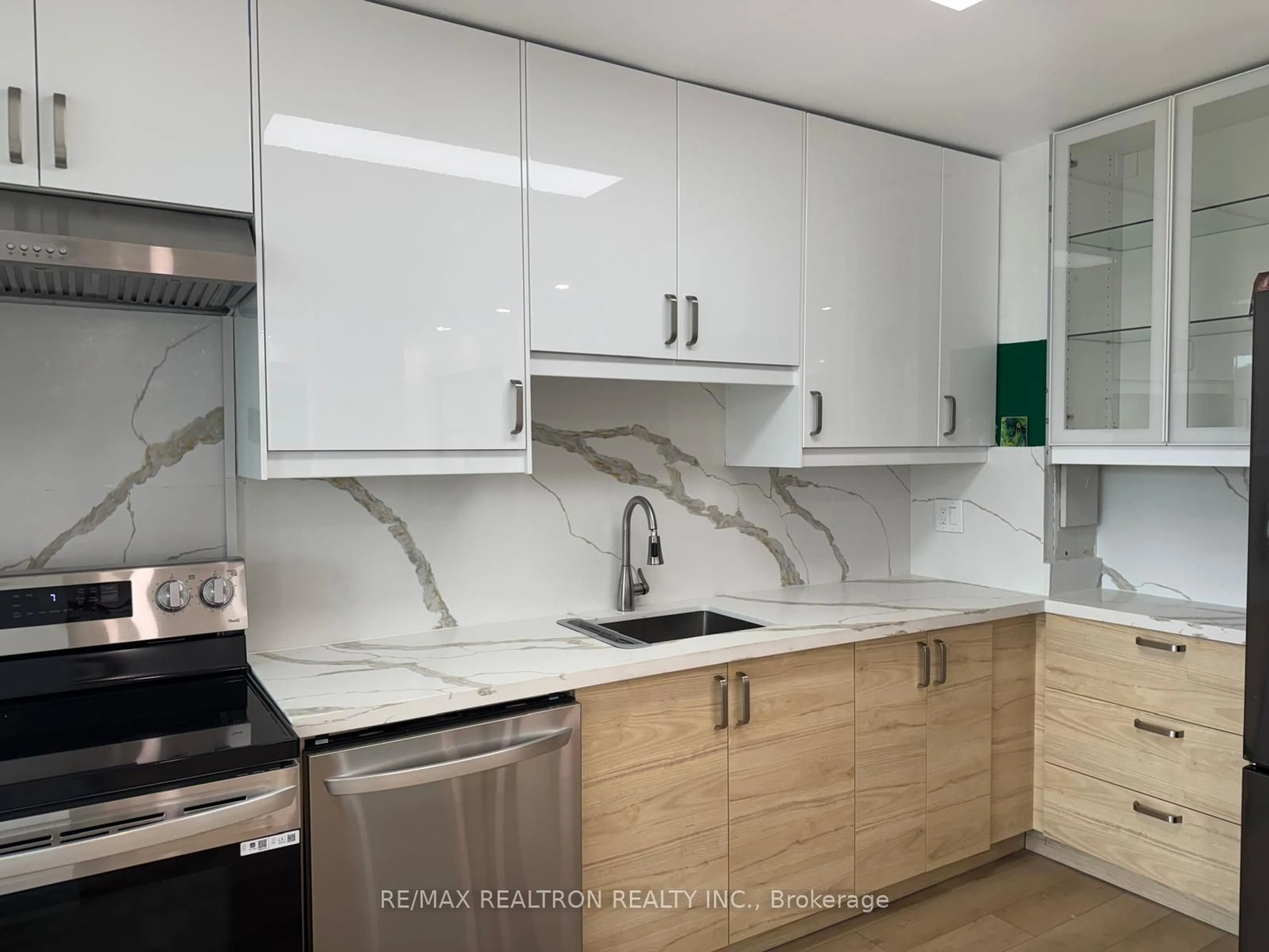 Standard kitchen, unknown for 725 Don Mills Rd #305, Toronto Ontario M3C 1S6