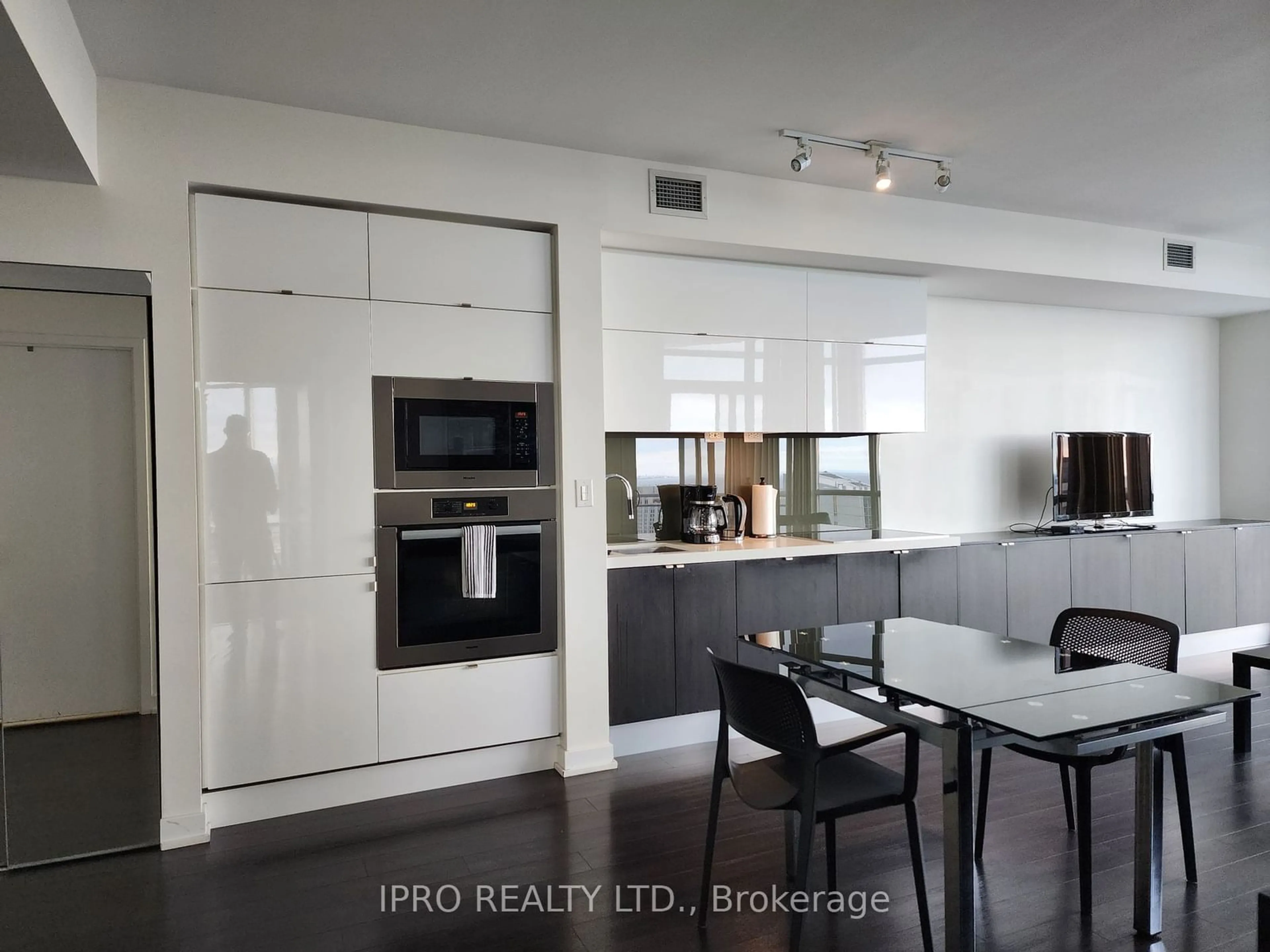 Open concept kitchen, wood/laminate floor for 21 Iceboat Terr #4809, Toronto Ontario M5V 4A9