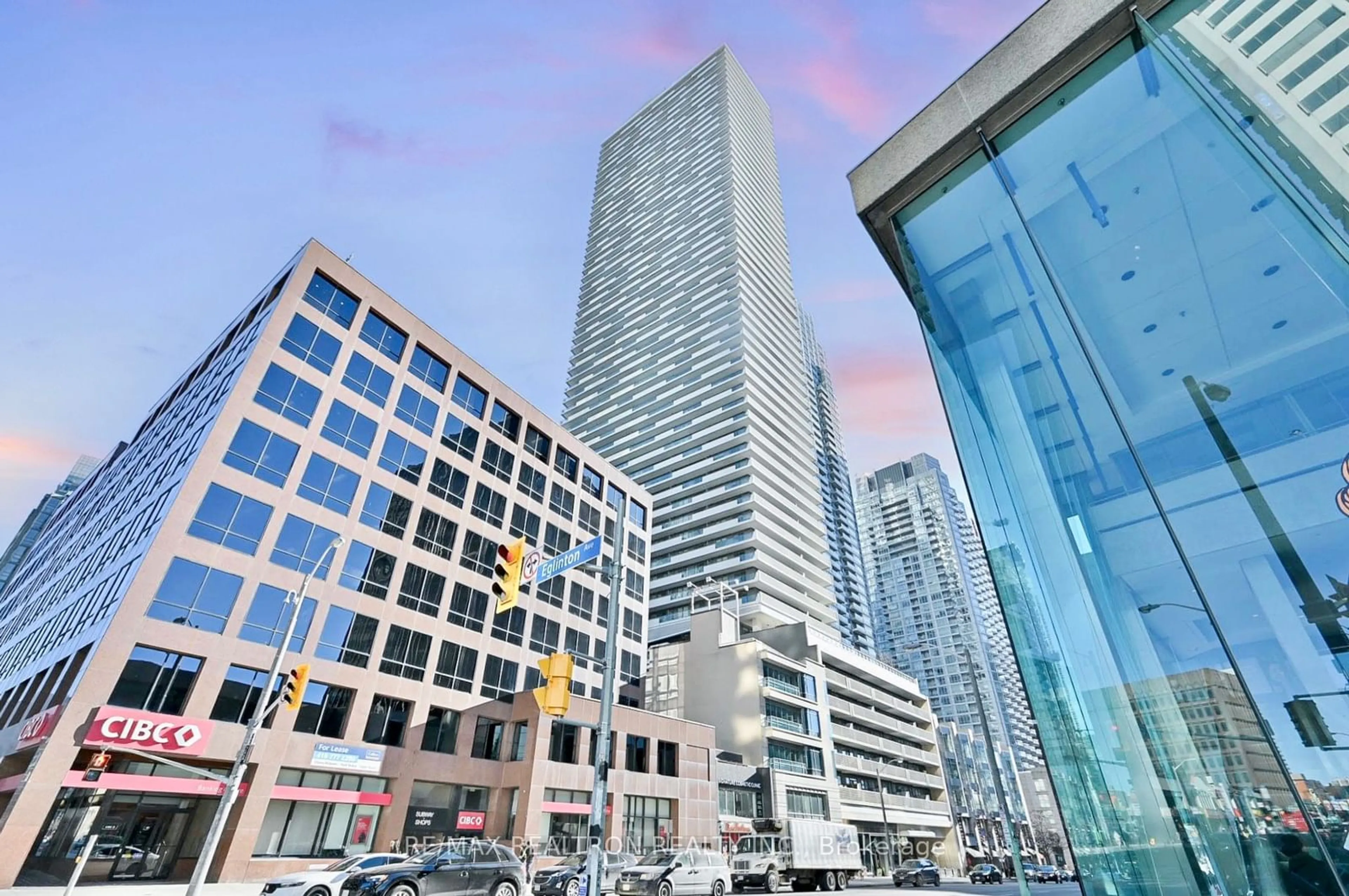 Indoor foyer for 2221 Yonge St #4205, Toronto Ontario M4S 2B4