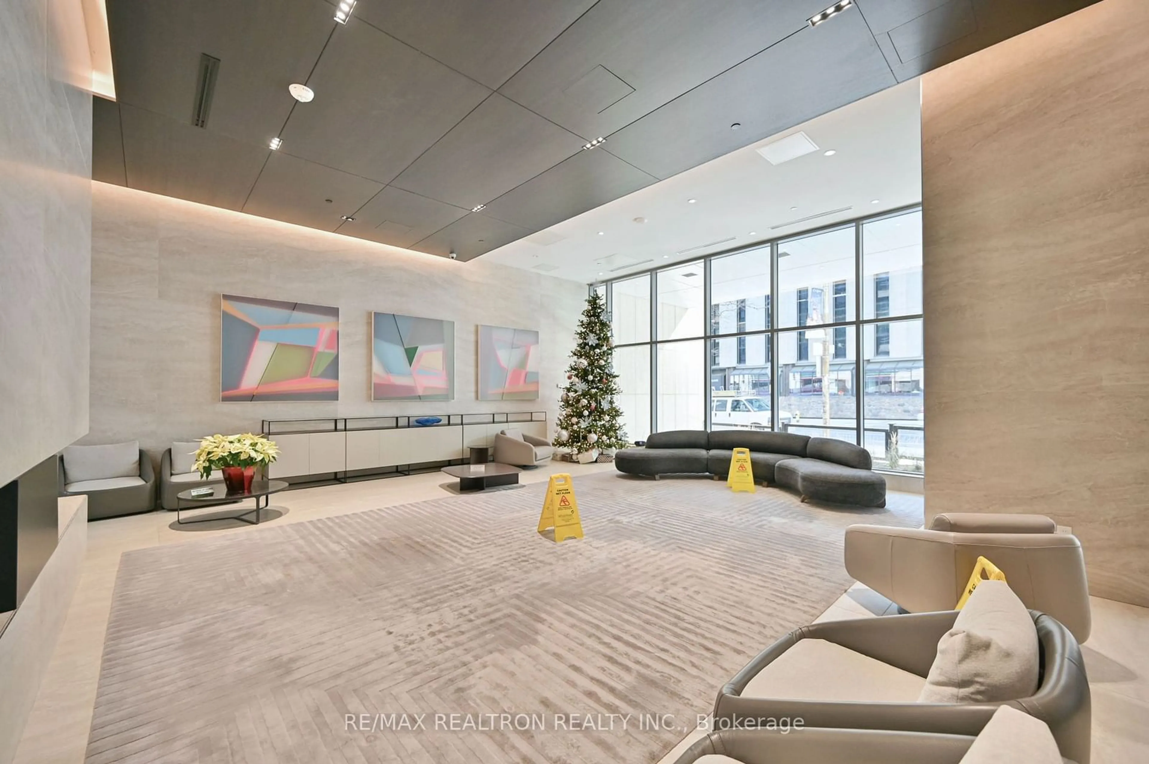 Indoor foyer for 2221 Yonge St #4205, Toronto Ontario M4S 2B4