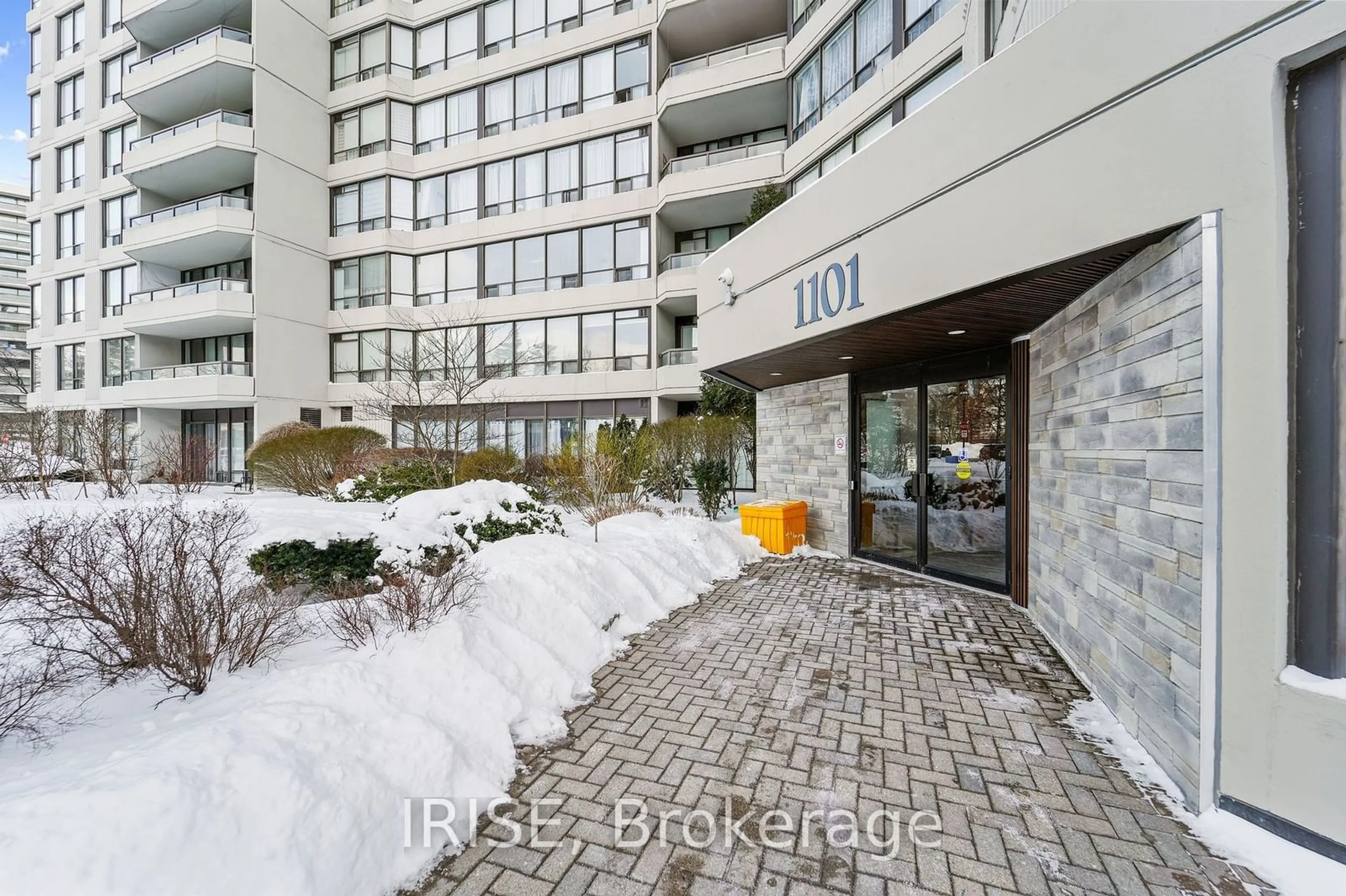 Indoor foyer for 1101 Steeles Ave #1202, Toronto Ontario M2R 3W5