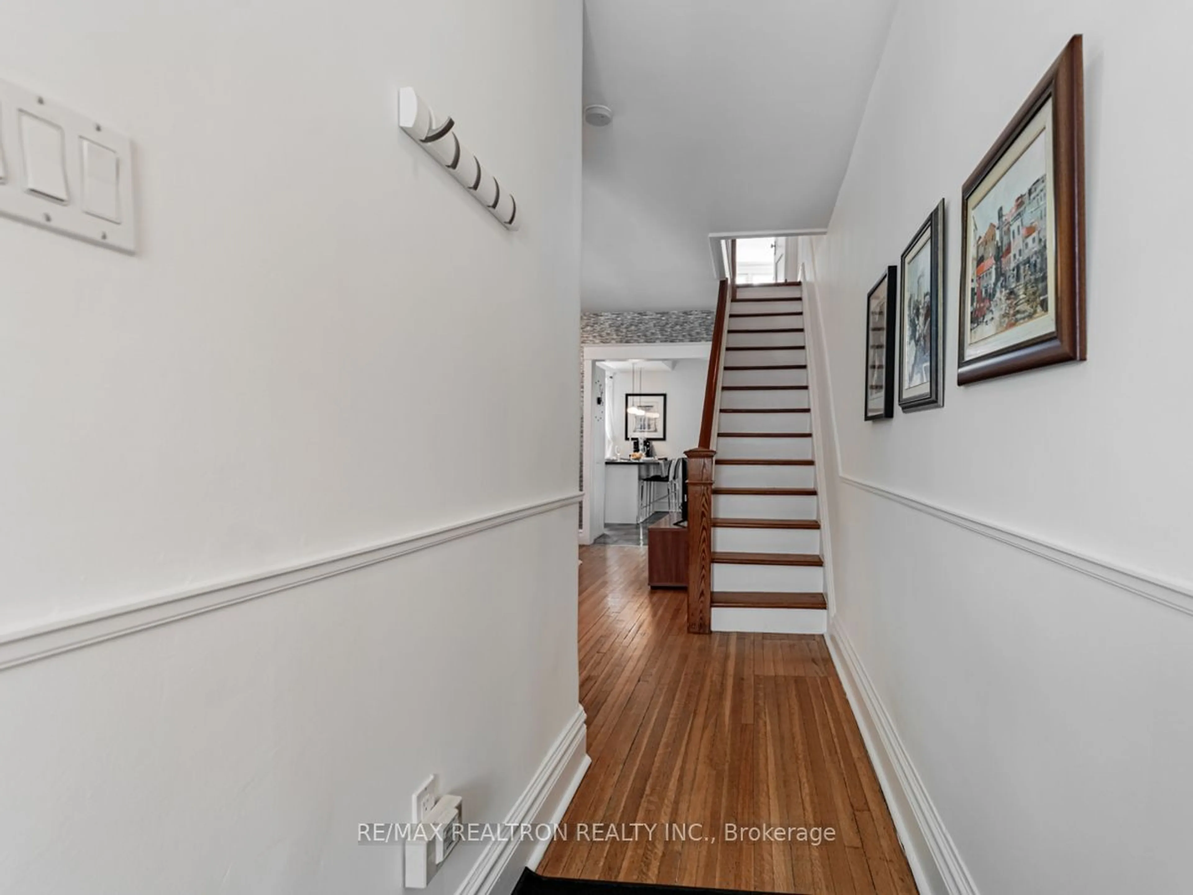 Indoor foyer for 1014 Mount Pleasant Rd, Toronto Ontario M4P 2M3