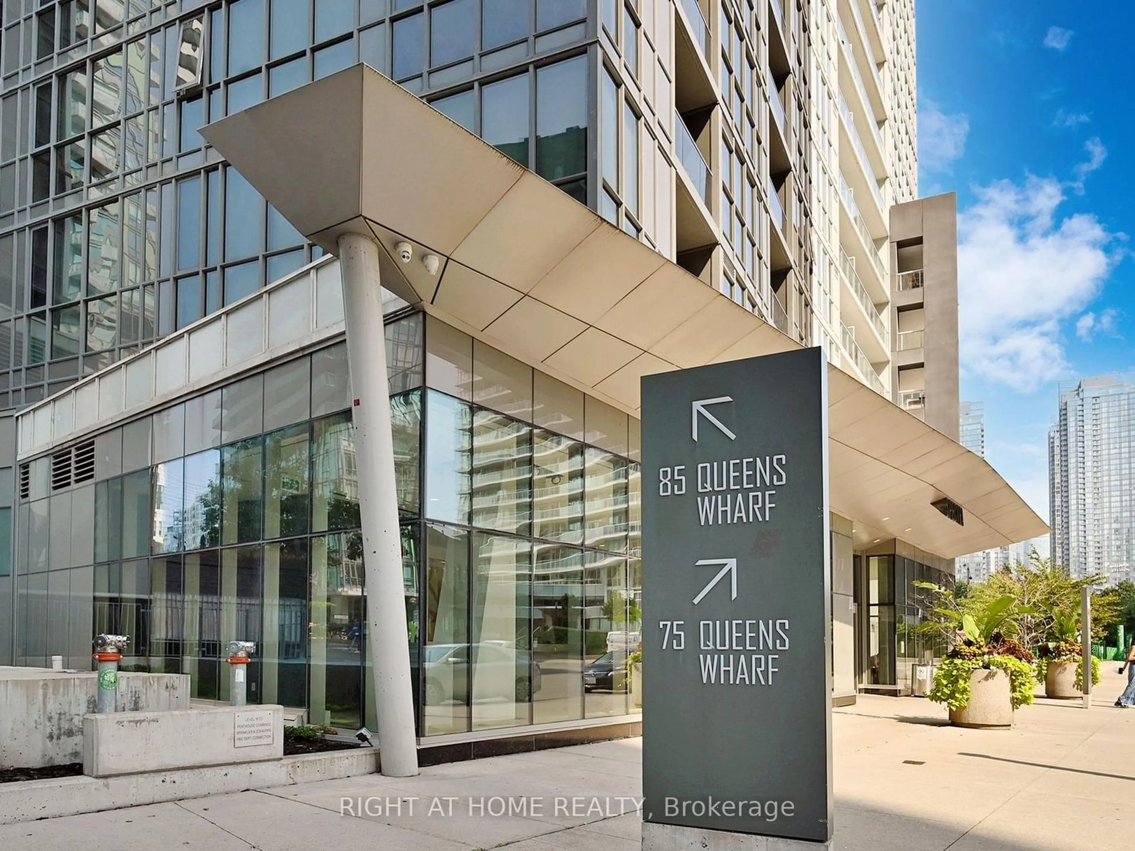 Indoor foyer for 85 Queens Wharf Rd #1610, Toronto Ontario M5V 0J9