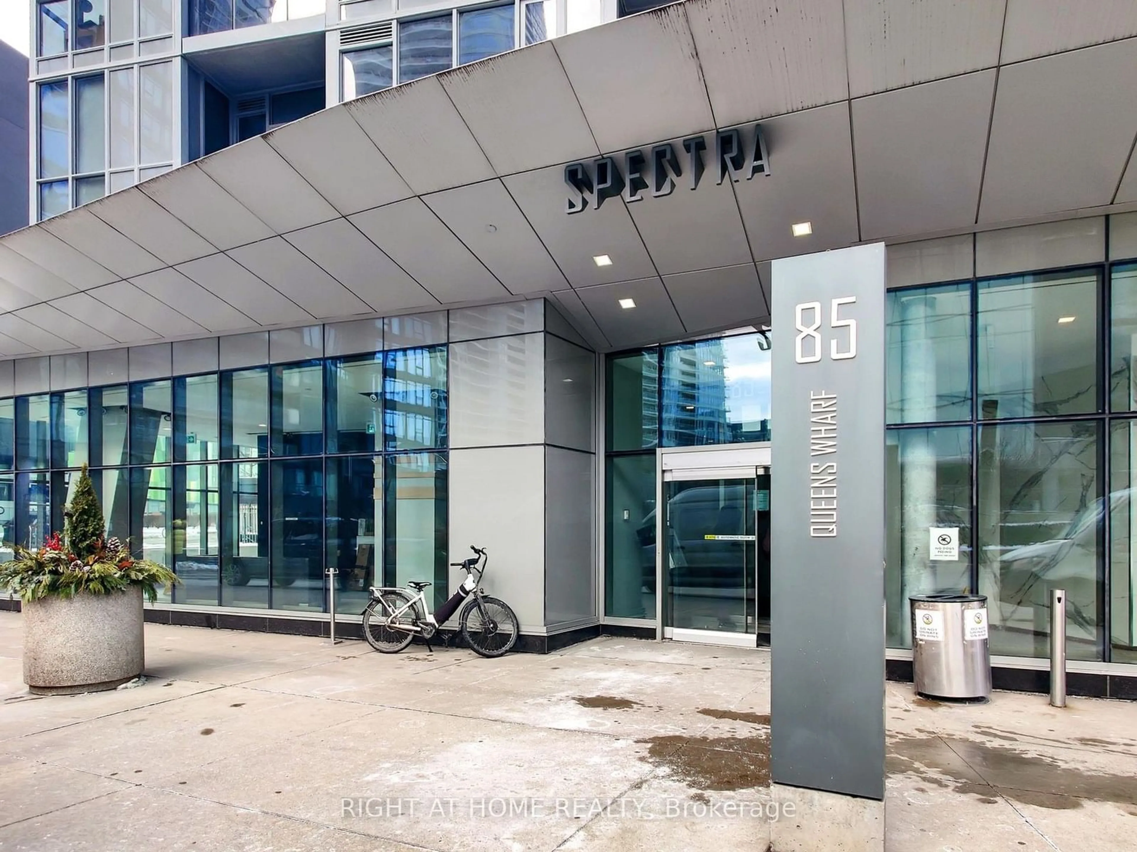 Indoor foyer for 85 Queens Wharf Rd #1610, Toronto Ontario M5V 0J9