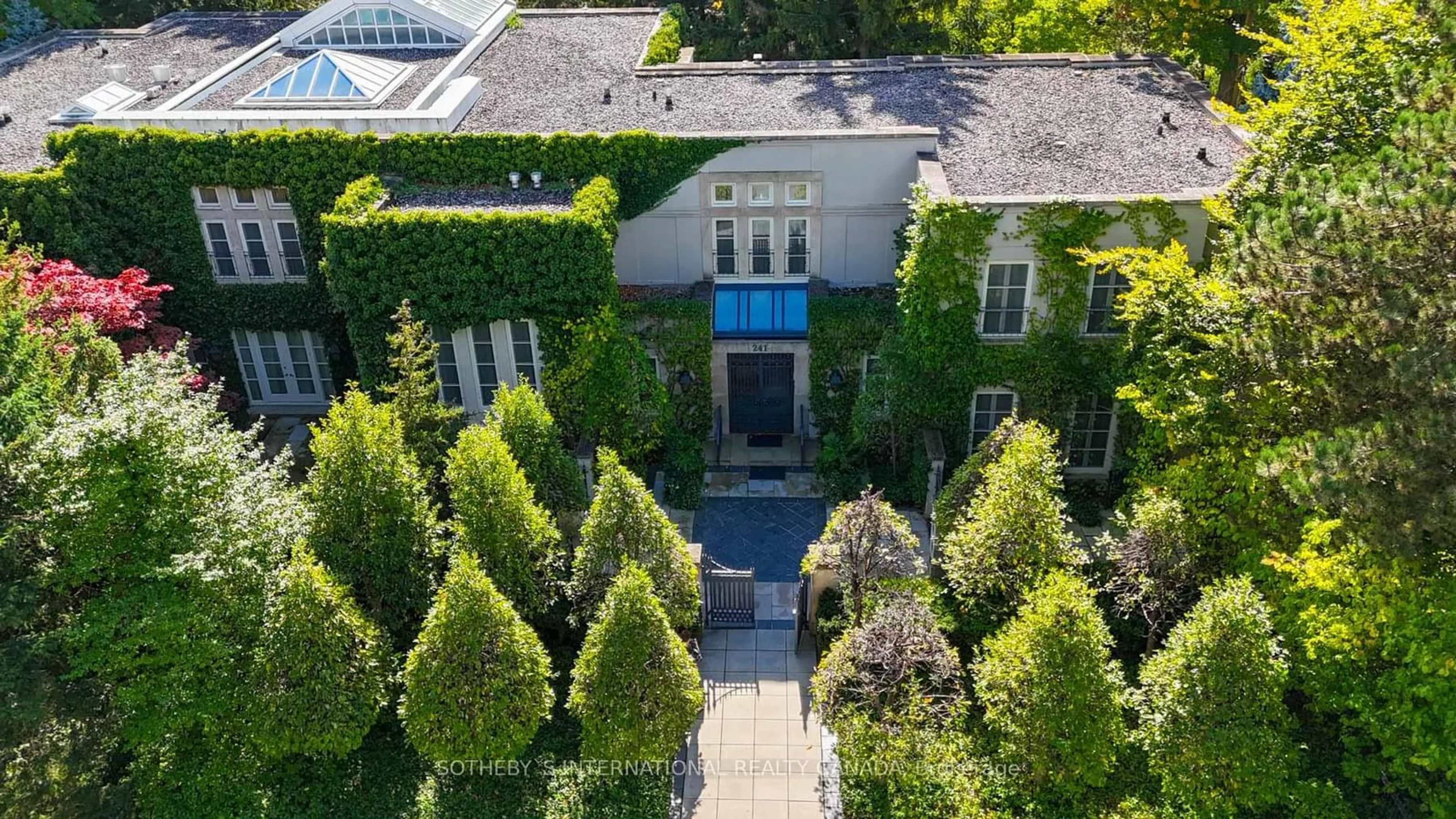 A pic from outside/outdoor area/front of a property/back of a property/a pic from drone, street for 241 Strathallan Wood, Toronto Ontario M5N 1T5