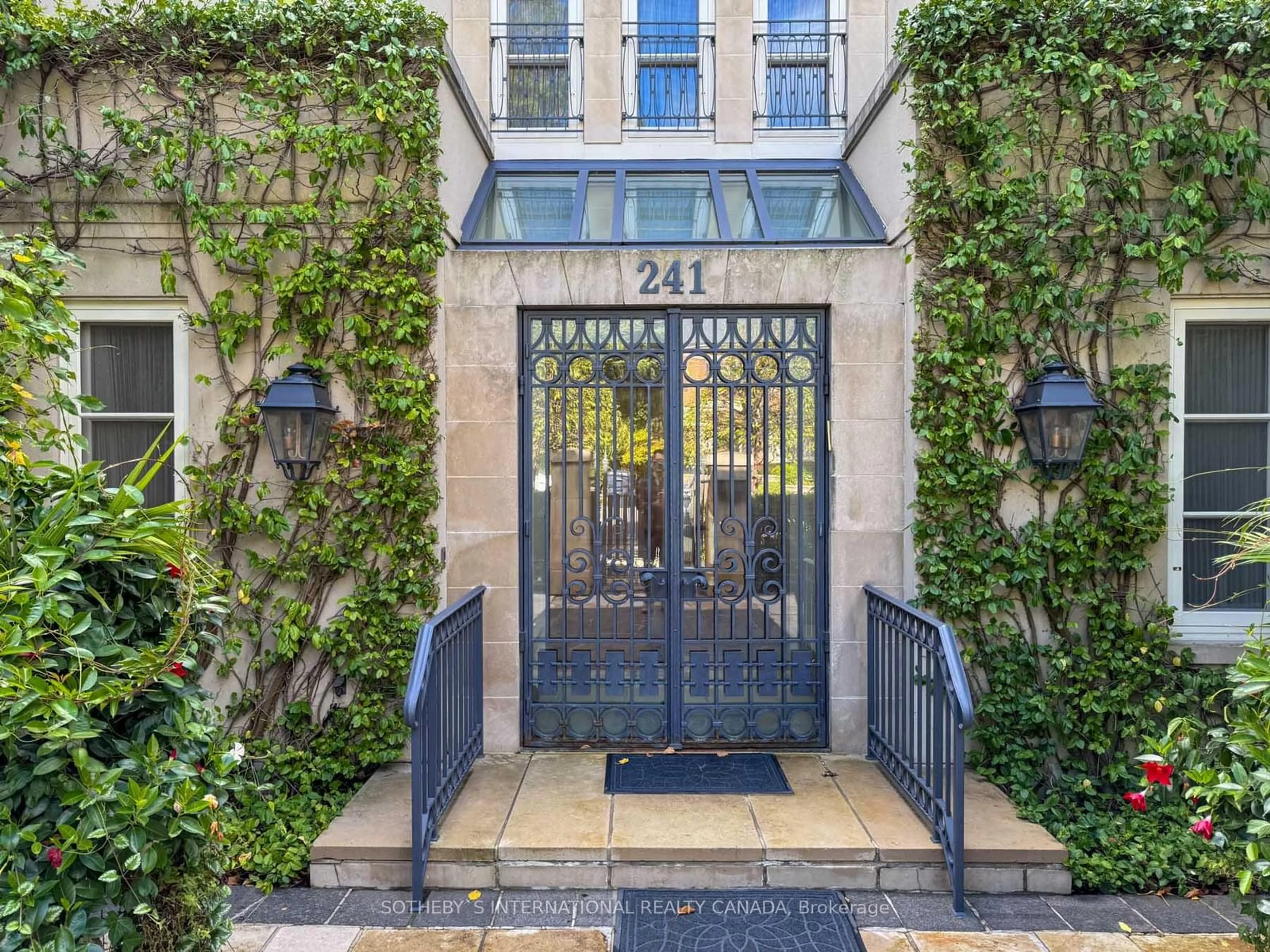 Indoor entryway for 241 Strathallan Wood, Toronto Ontario M5N 1T5