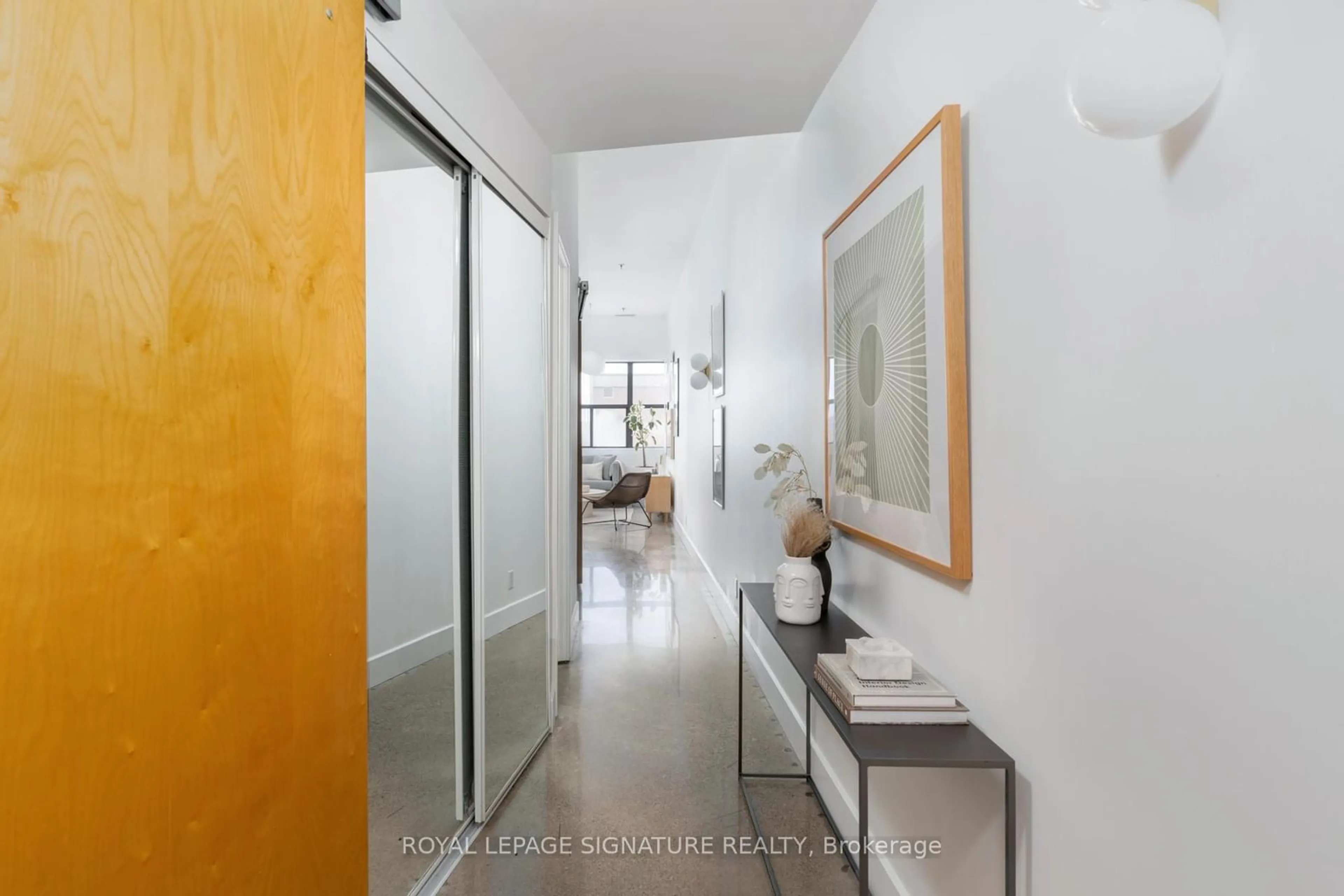 Indoor entryway for 700 King St #1002, Toronto Ontario M5V 2Y6