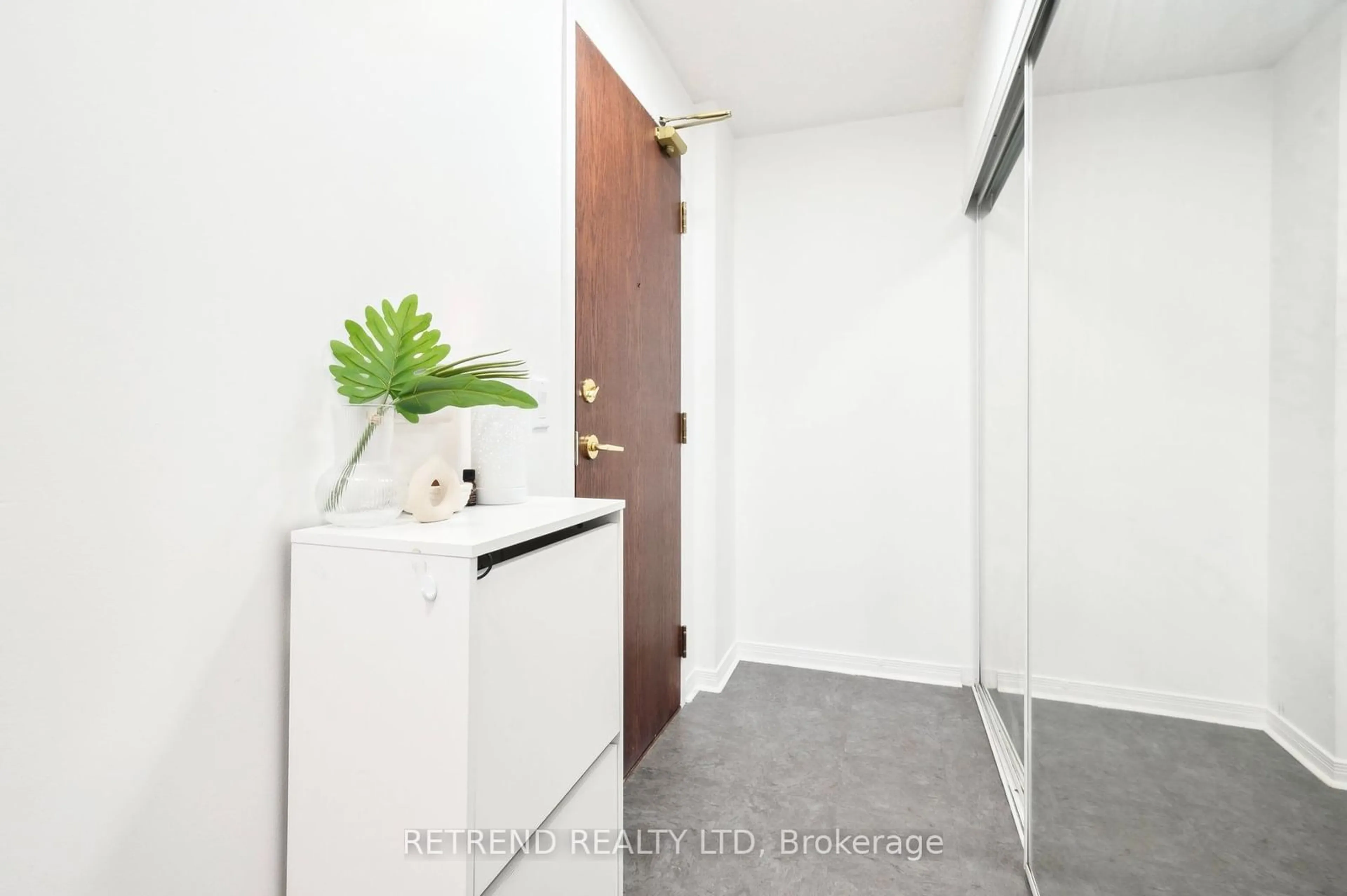 Indoor entryway for 26 Olive Ave #305, Toronto Ontario M2N 7G7