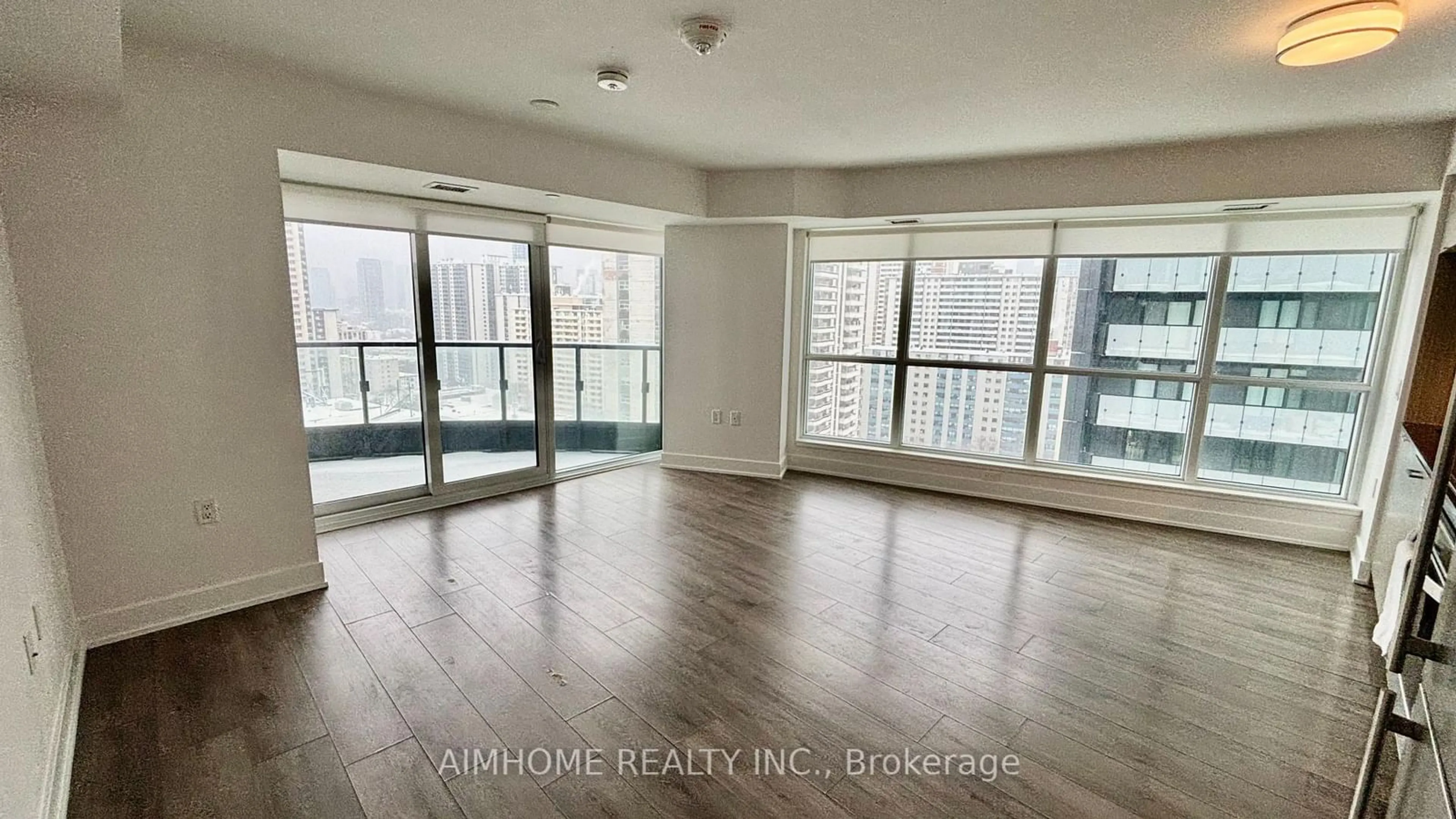 A pic of a room for 585 Bloor St #1722, Toronto Ontario M4W 0B3