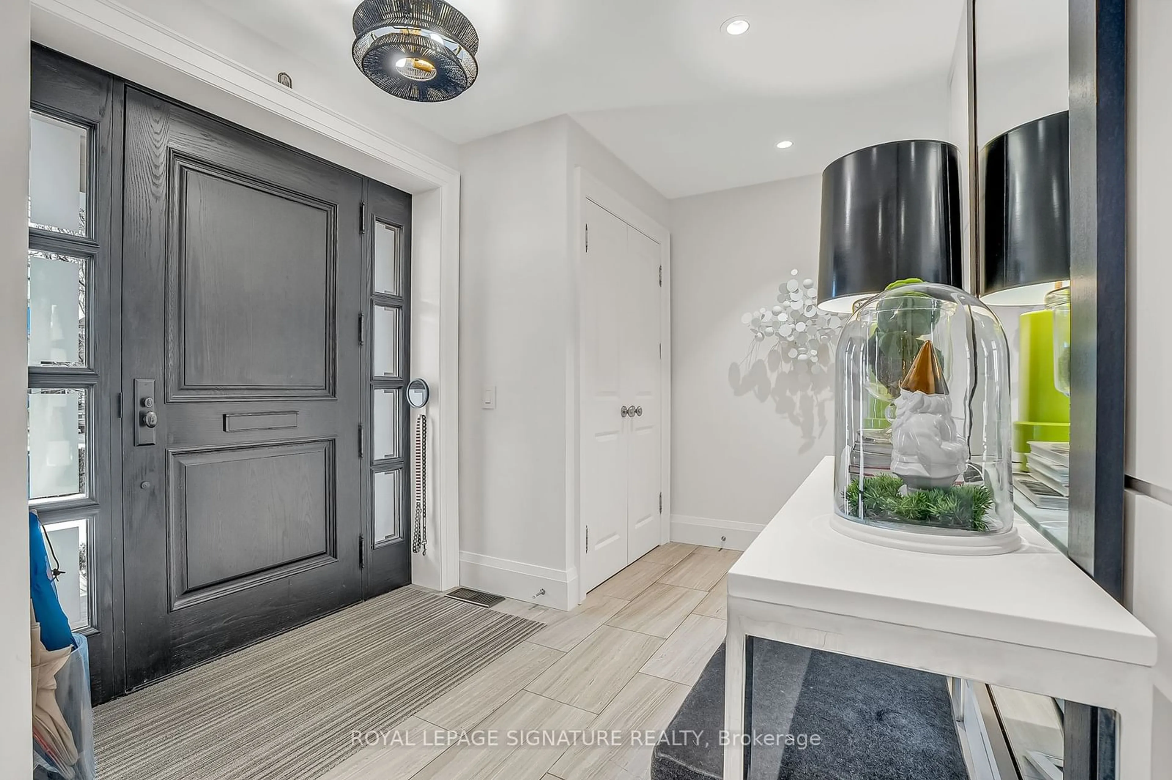 Indoor entryway for 32 Southlea Ave, Toronto Ontario M4G 3L9