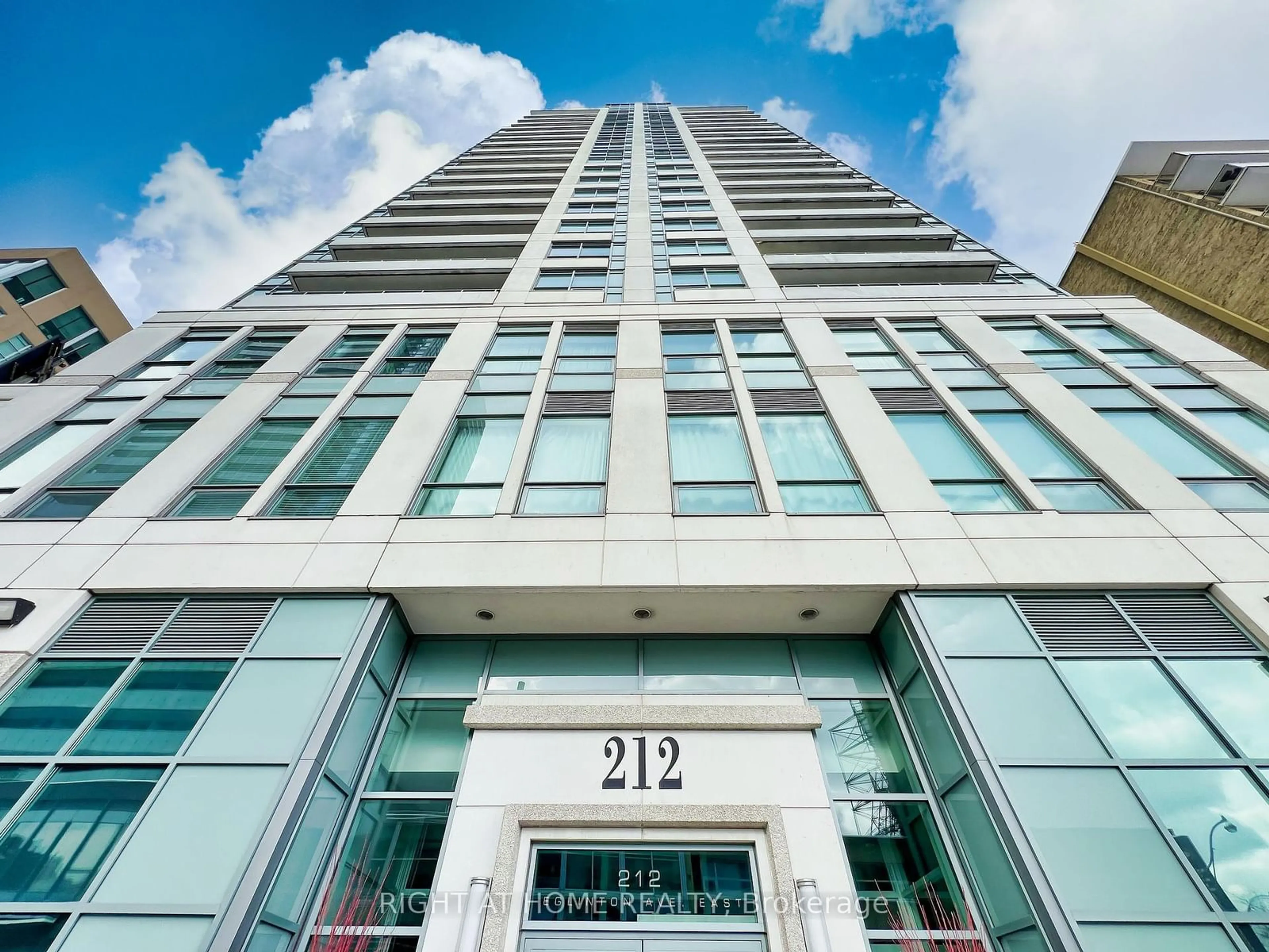 Indoor foyer for 212 Eglinton Ave #502, Toronto Ontario M4P 0A3