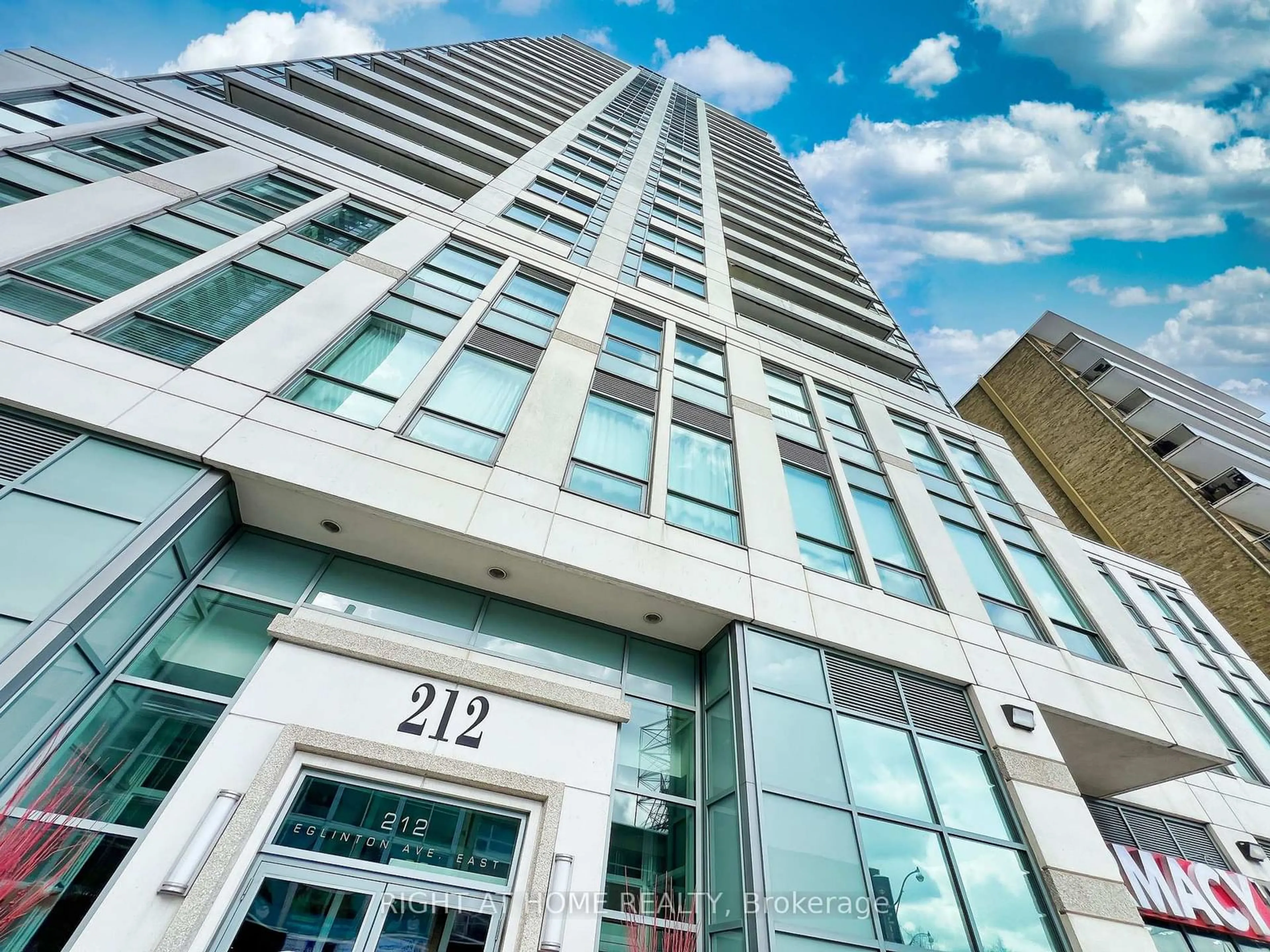 Indoor foyer for 212 Eglinton Ave #502, Toronto Ontario M4P 0A3