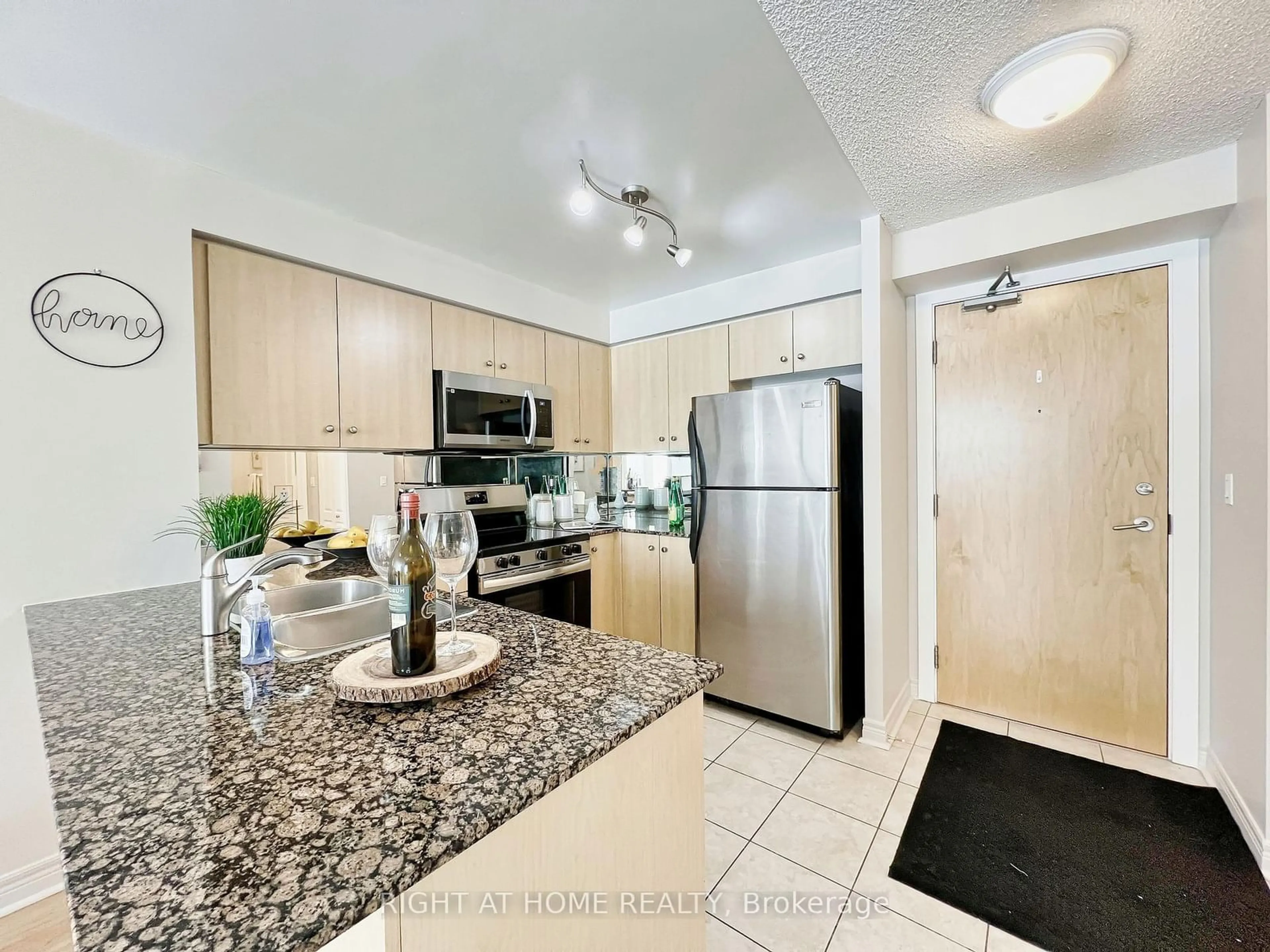 Standard kitchen, ceramic/tile floor for 212 Eglinton Ave #502, Toronto Ontario M4P 0A3