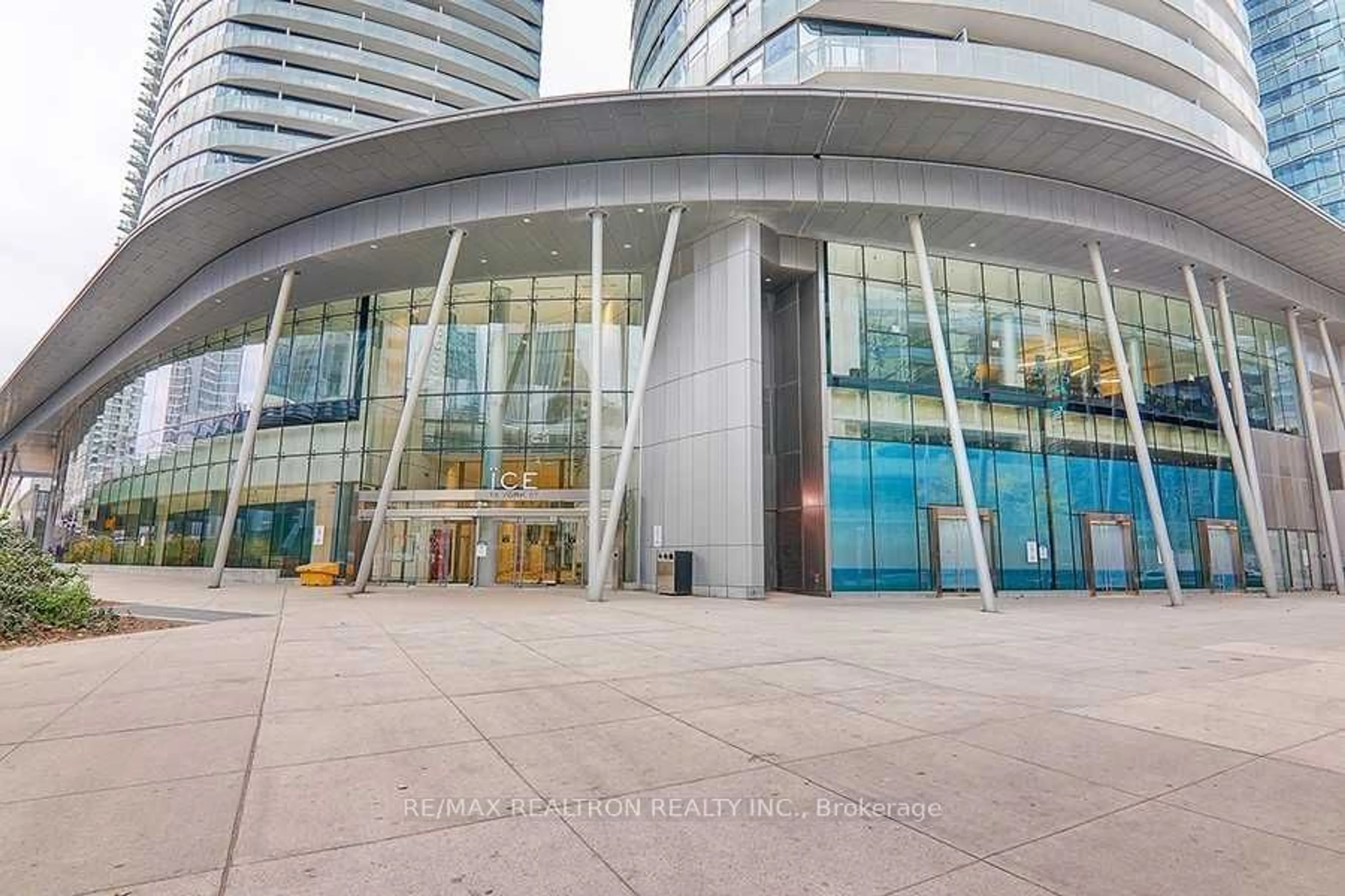 Indoor foyer for 14 York St #1008, Toronto Ontario M5J 0B1