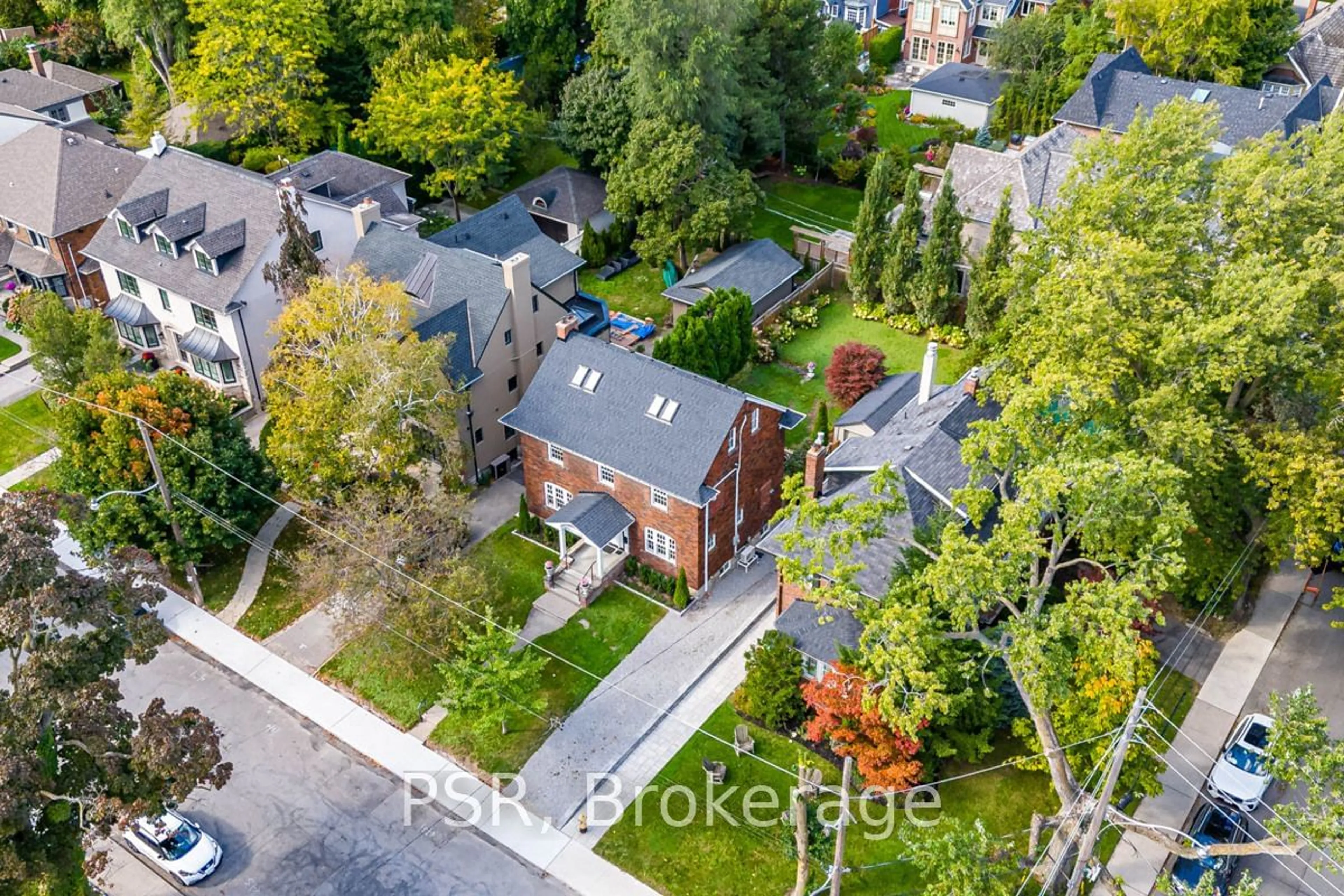 A pic from outside/outdoor area/front of a property/back of a property/a pic from drone, street for 170 Strathallan Blvd, Toronto Ontario M5N 1T1