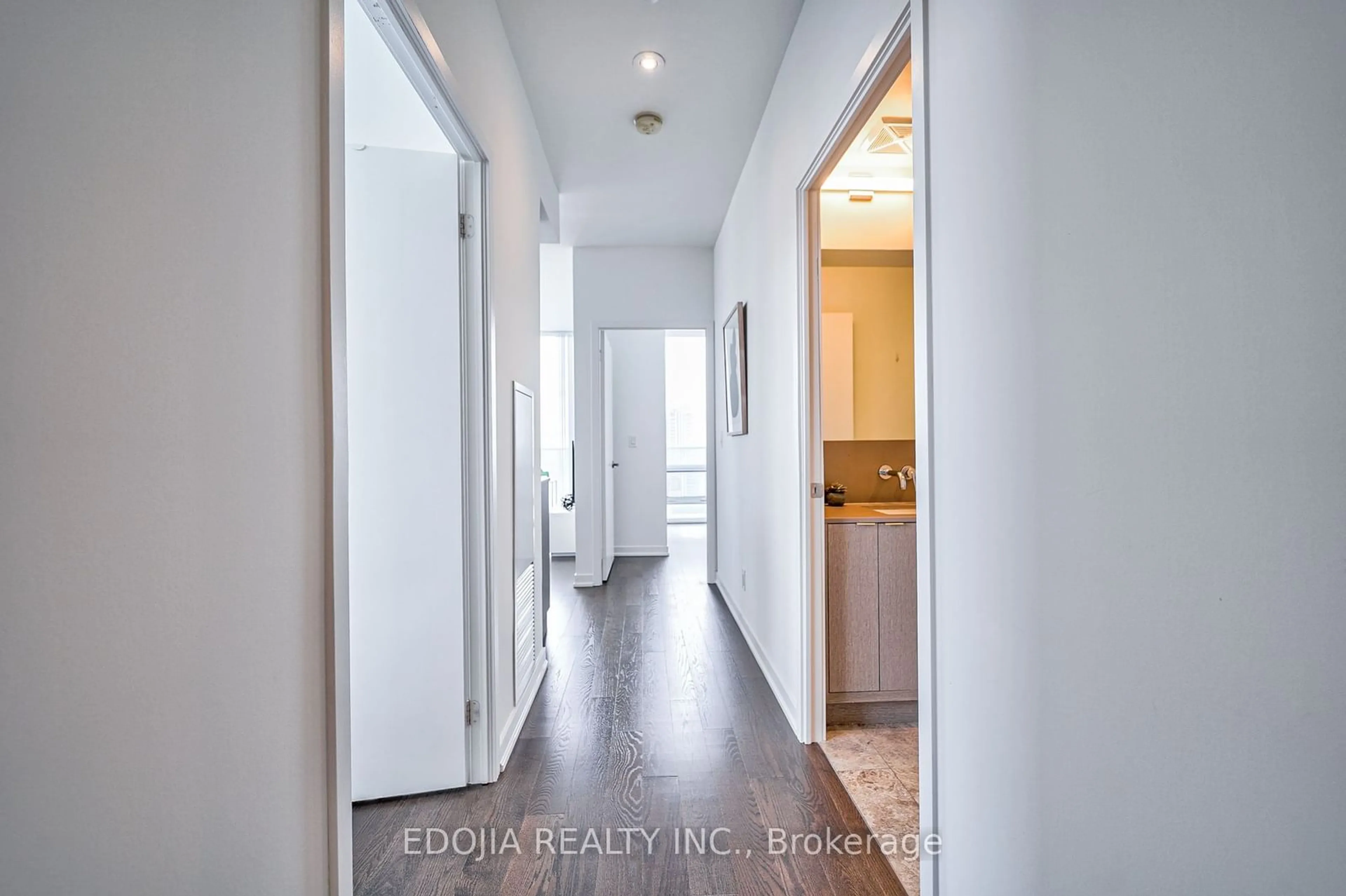 Indoor entryway for 100 Harbour St #6004, Toronto Ontario M5J 0B5