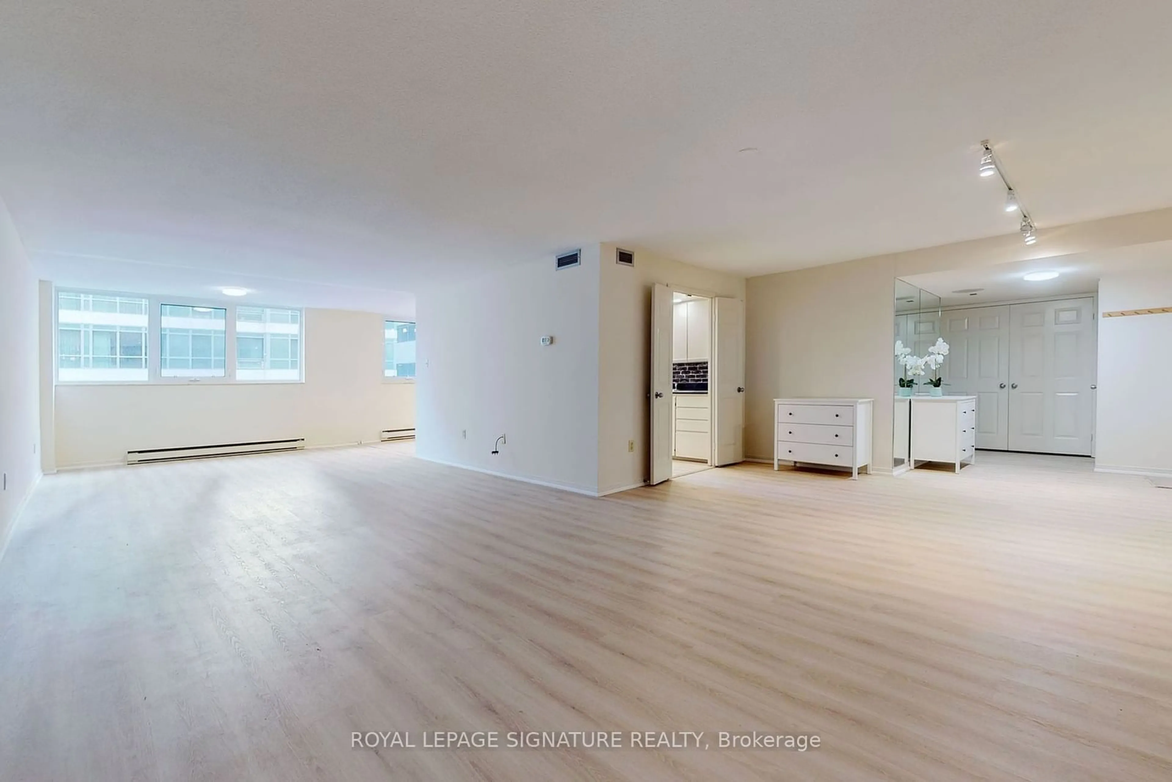 A pic of a room for 360 Bloor St #1107, Toronto Ontario M4W 3M3